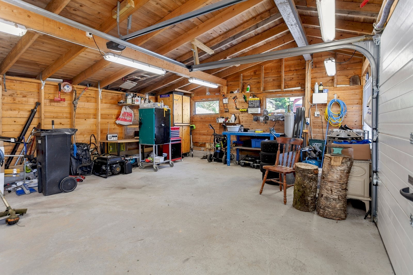 Det er innlagt strøm i garasjen god lagringsplass. Galleribilde