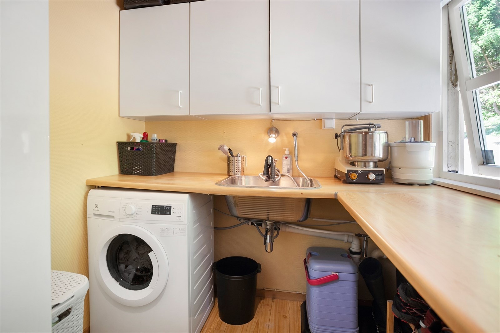 Vaskerommet er utstyrt med benkeplate med nedfelt skyllekar og opplegg for vaskemaskin. Det et plastsluk i gulvet og naturlig ventilering gjennom vindusventil. Galleribilde