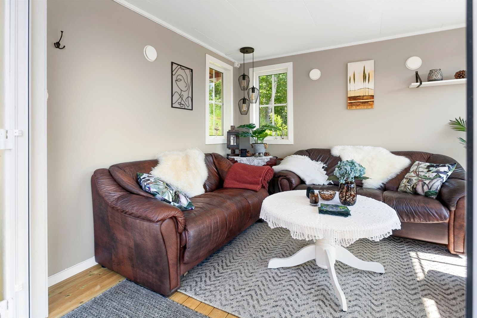 Det er innlagt strøm i hagestuen. Galleribilde