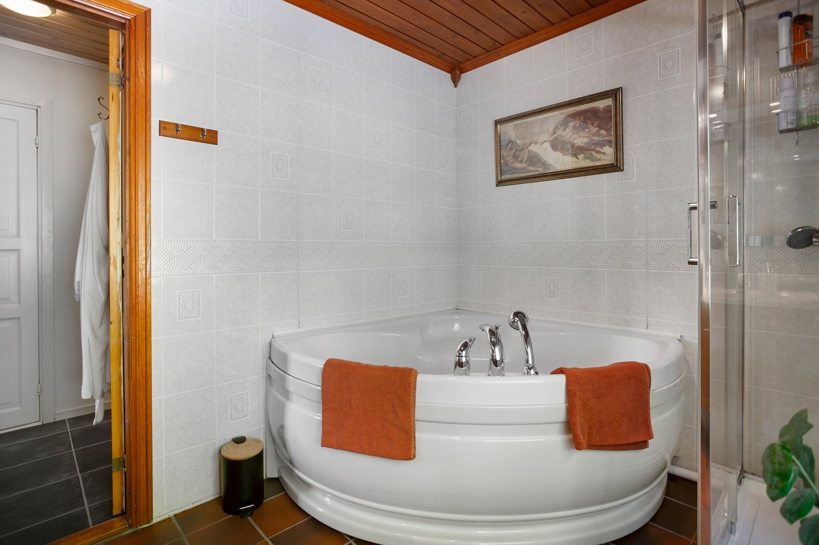 Det er elektrisk styrt vifte på badet. Galleribilde