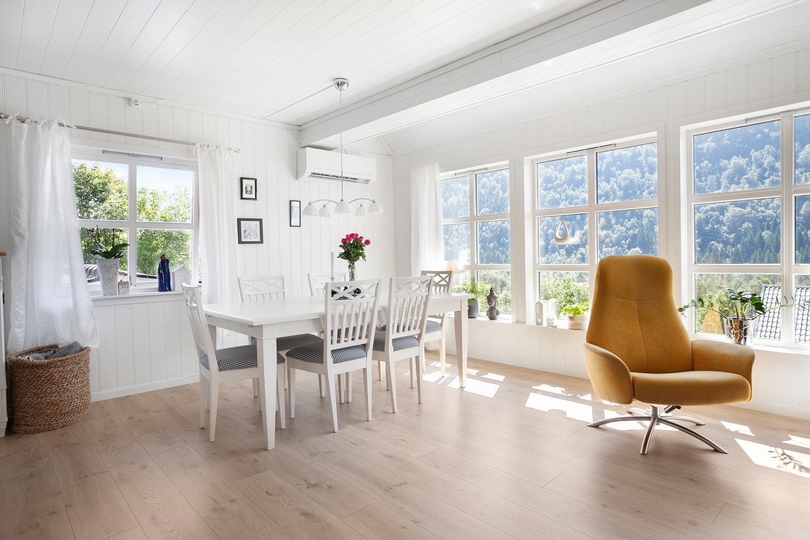 Her kan du nyte et godt måltid med utsikt. Galleribilde