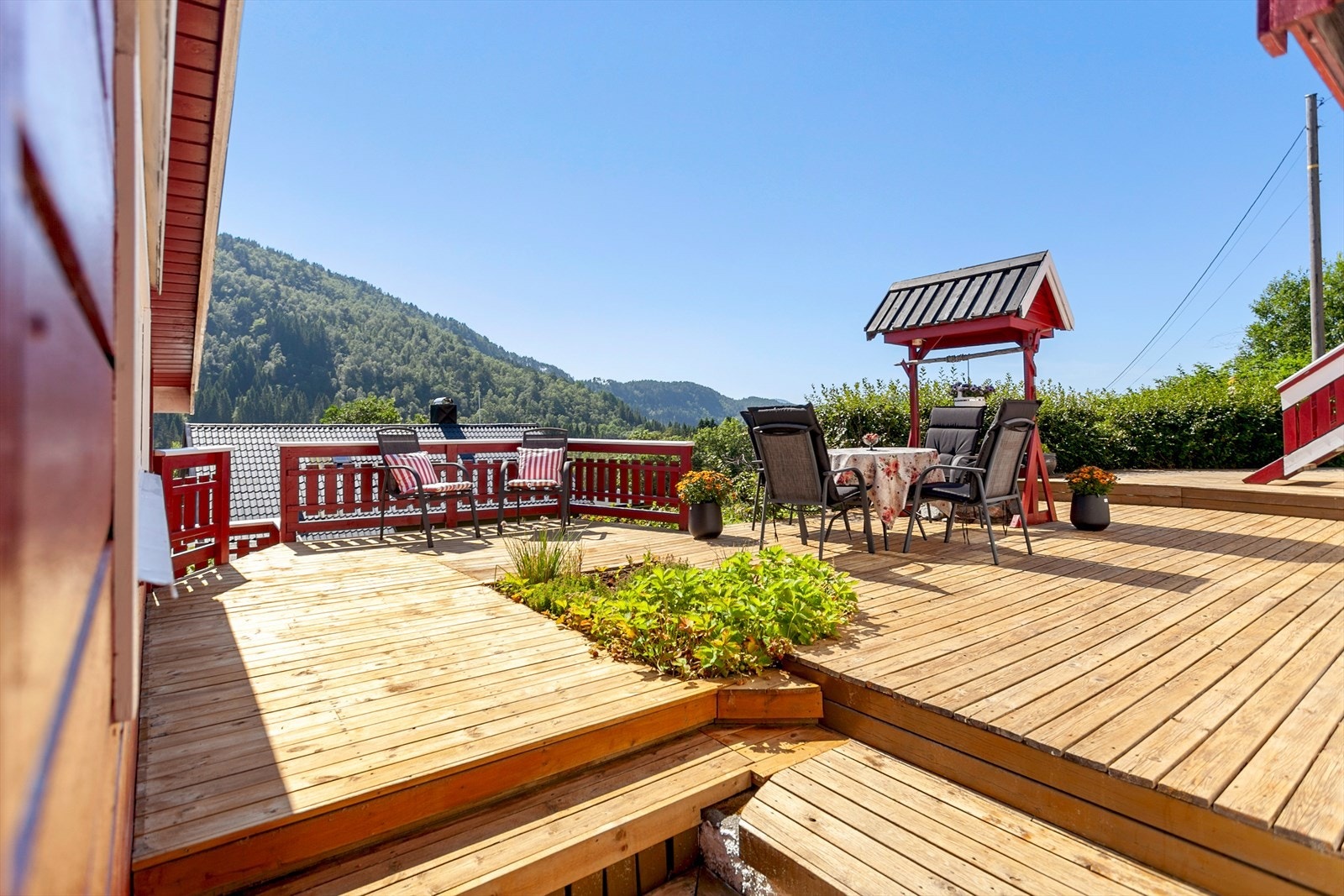 Det er godt med plass til flere sittesoner på terrassen. Galleribilde