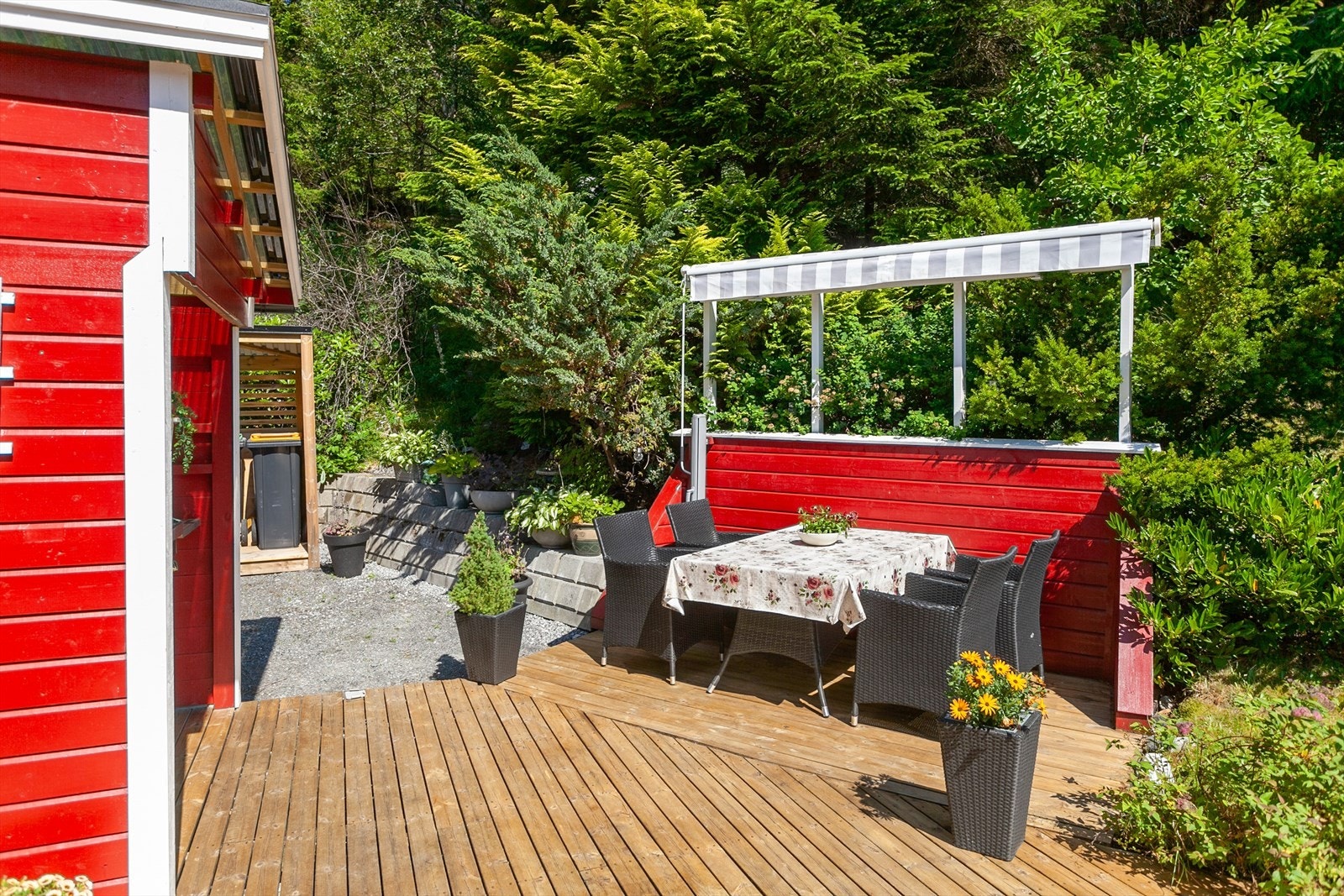 Det er også en hagebod i det nordvestlige hjørnet av boligen. Galleribilde