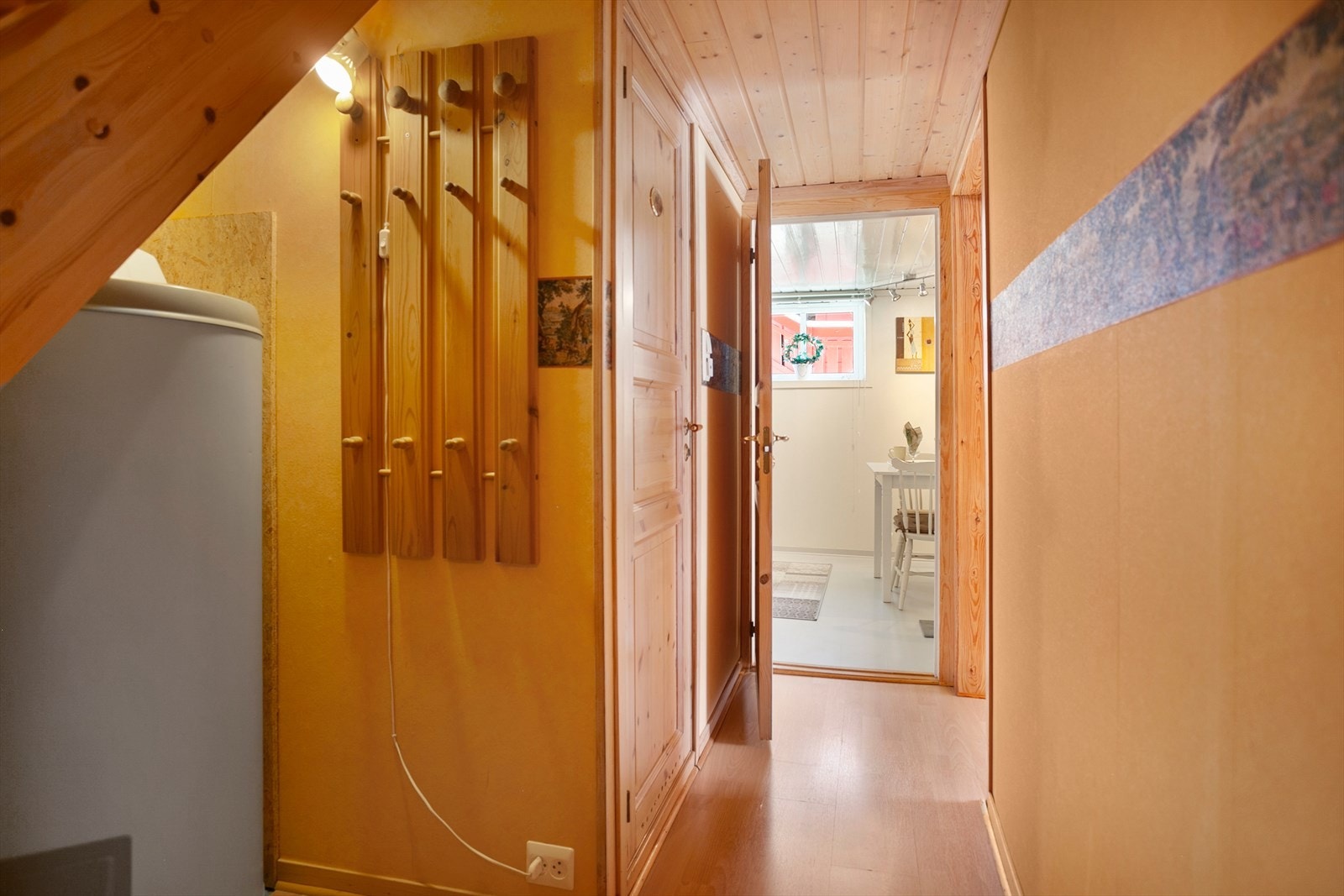 Det er varmtvannstank på ca. 200 liter, med vannstoppsystem plassert under trappen. Galleribilde