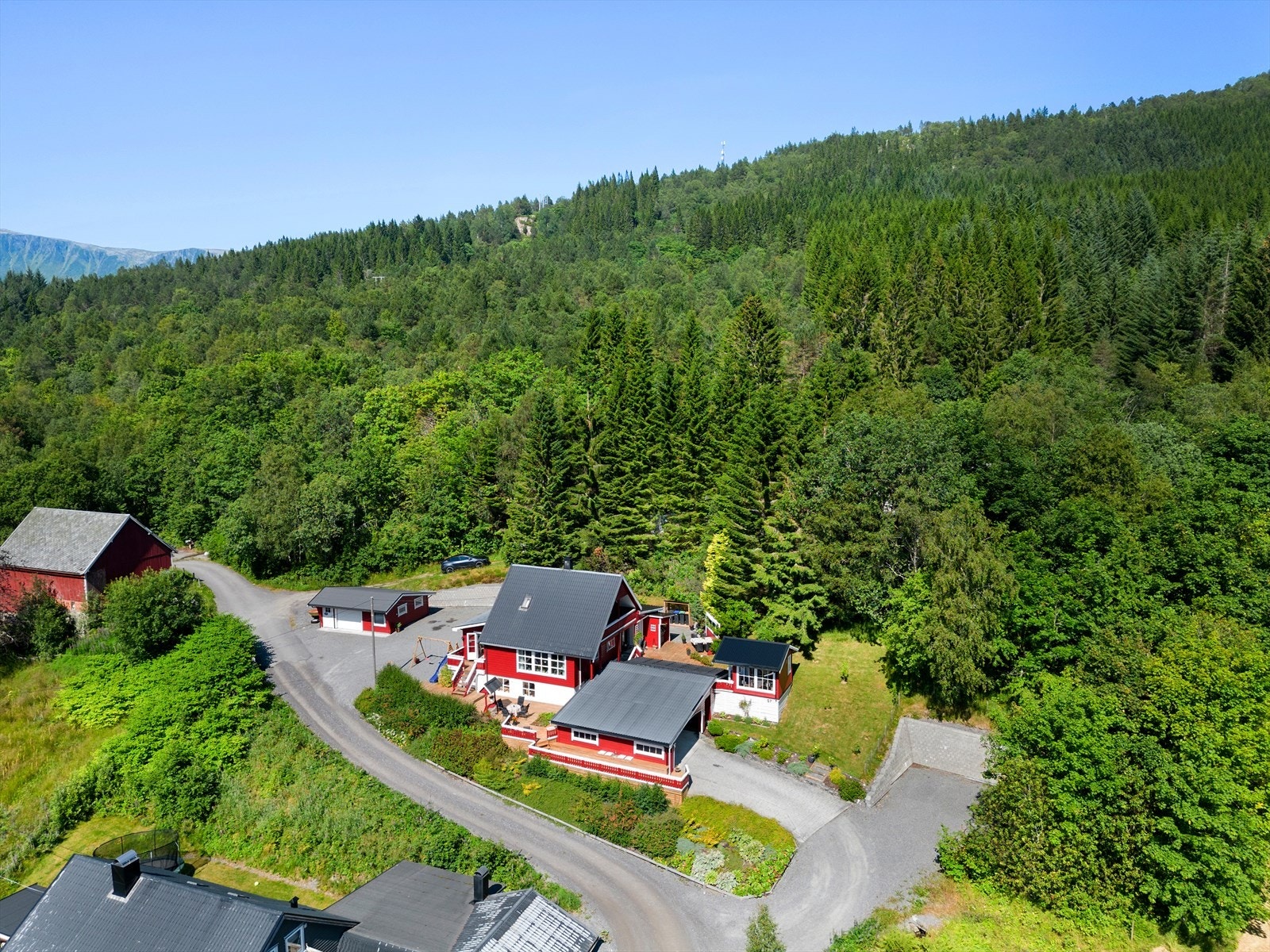 Vatneeidet ligger kun en kort kjøretur fra eiendommen og har et bredt utvalg av daglige servicetilbud. Galleribilde