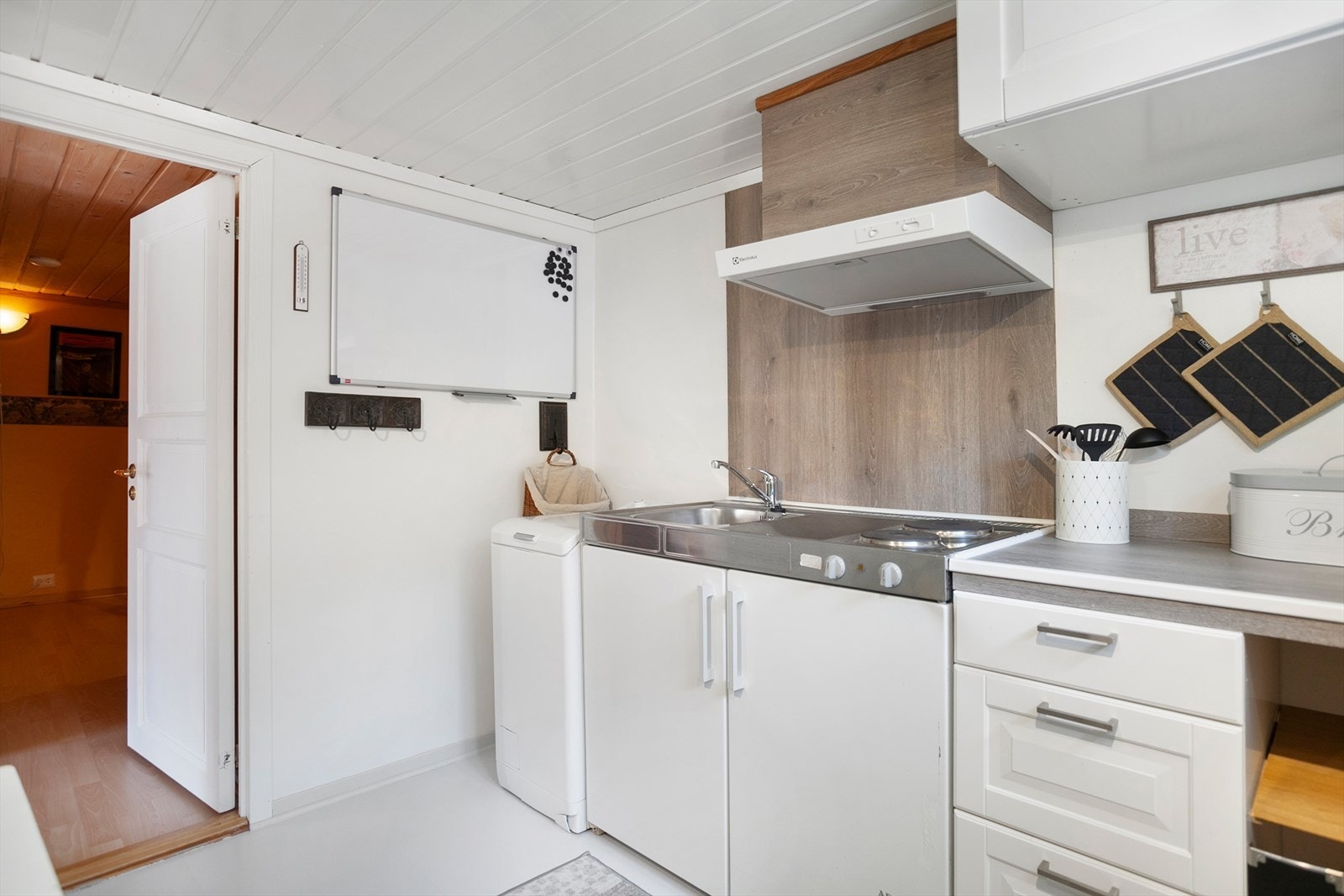 Kjøkkenet er utstyrt med kjøleskap, vaskemaskin og 2 kokeplater. Galleribilde