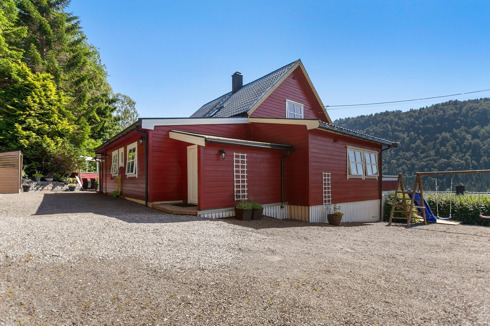 Det er god plass til parkering i innkjørsel. Galleribilde