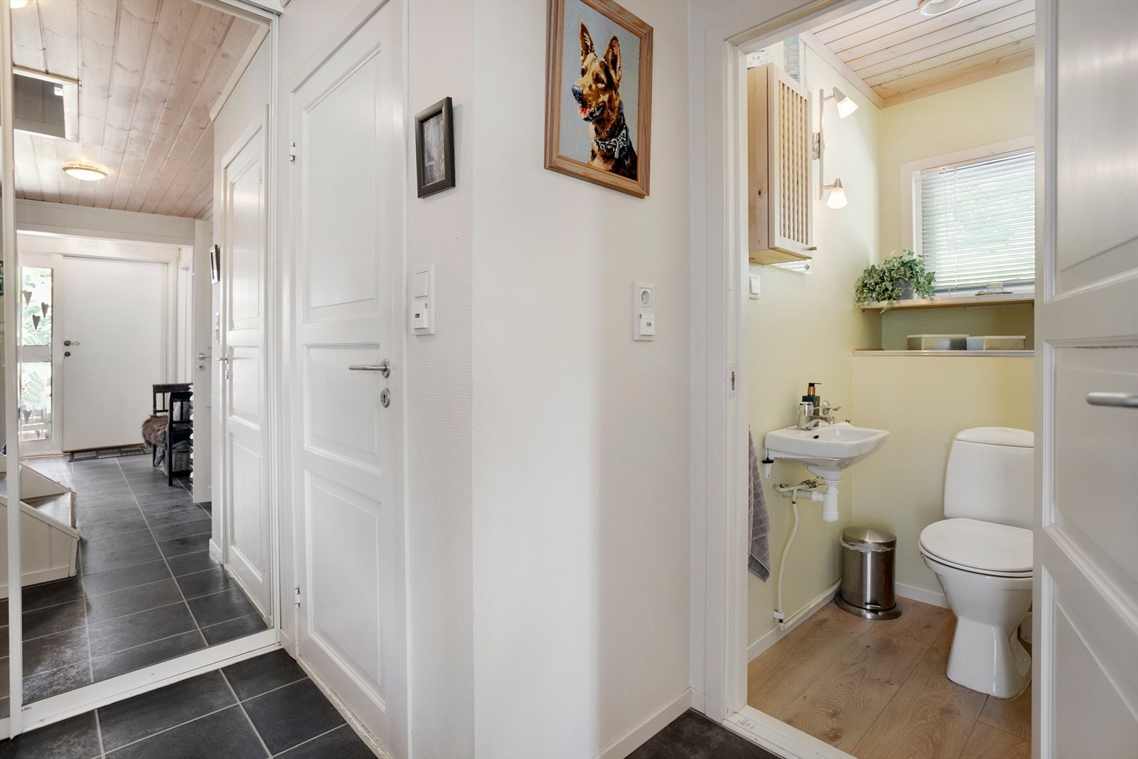 Toalettrom utstyrt med servant og toalett. Galleribilde