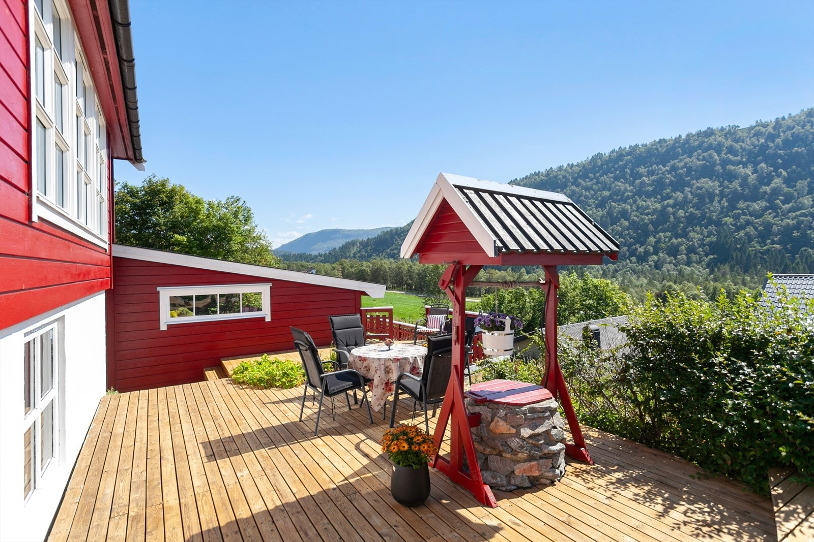 Terrassen er sør og vestvendt med gode solforhold. Galleribilde