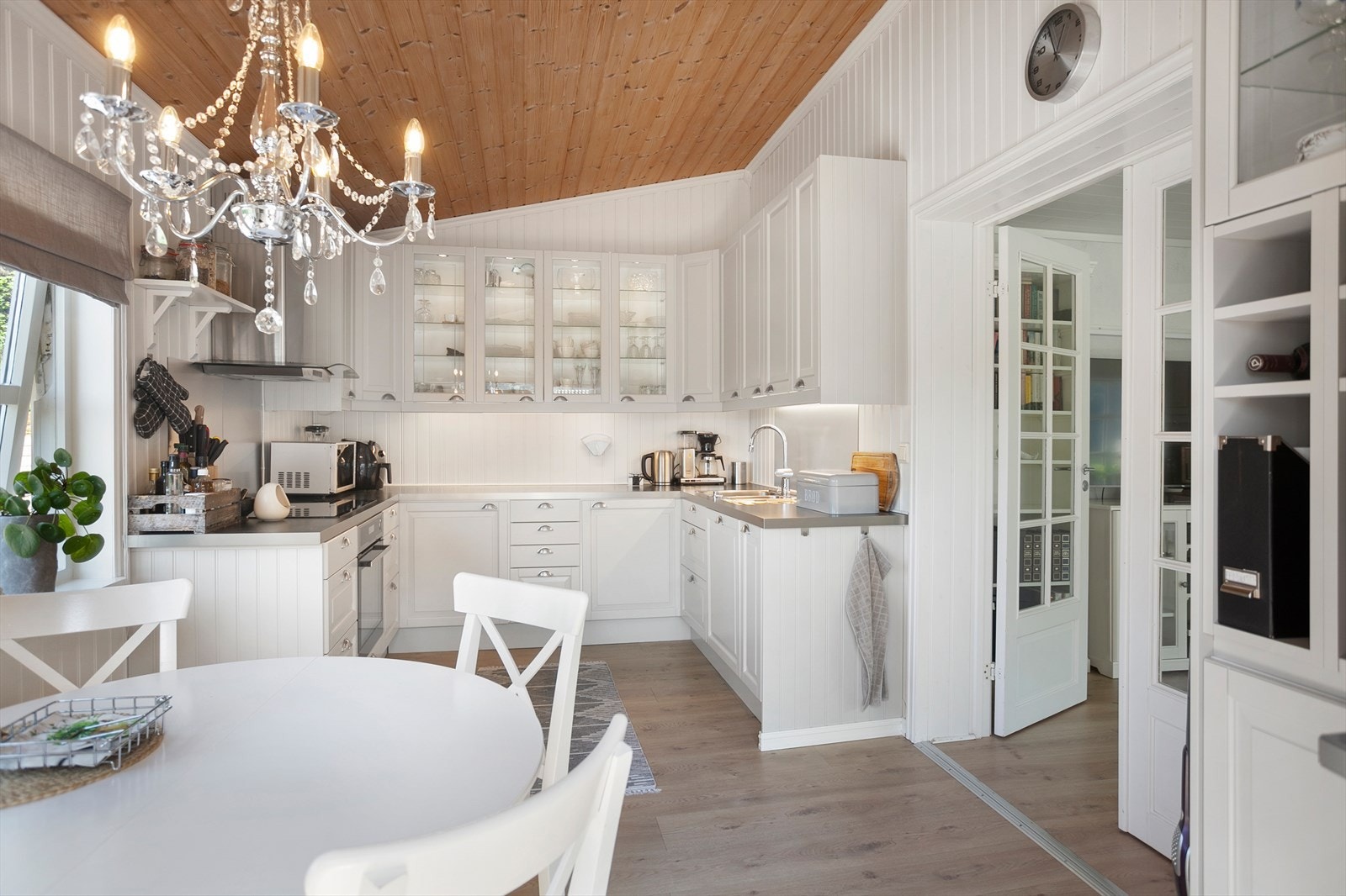 Kjøkkeinnredning med hvite profilerte fronter. Galleribilde