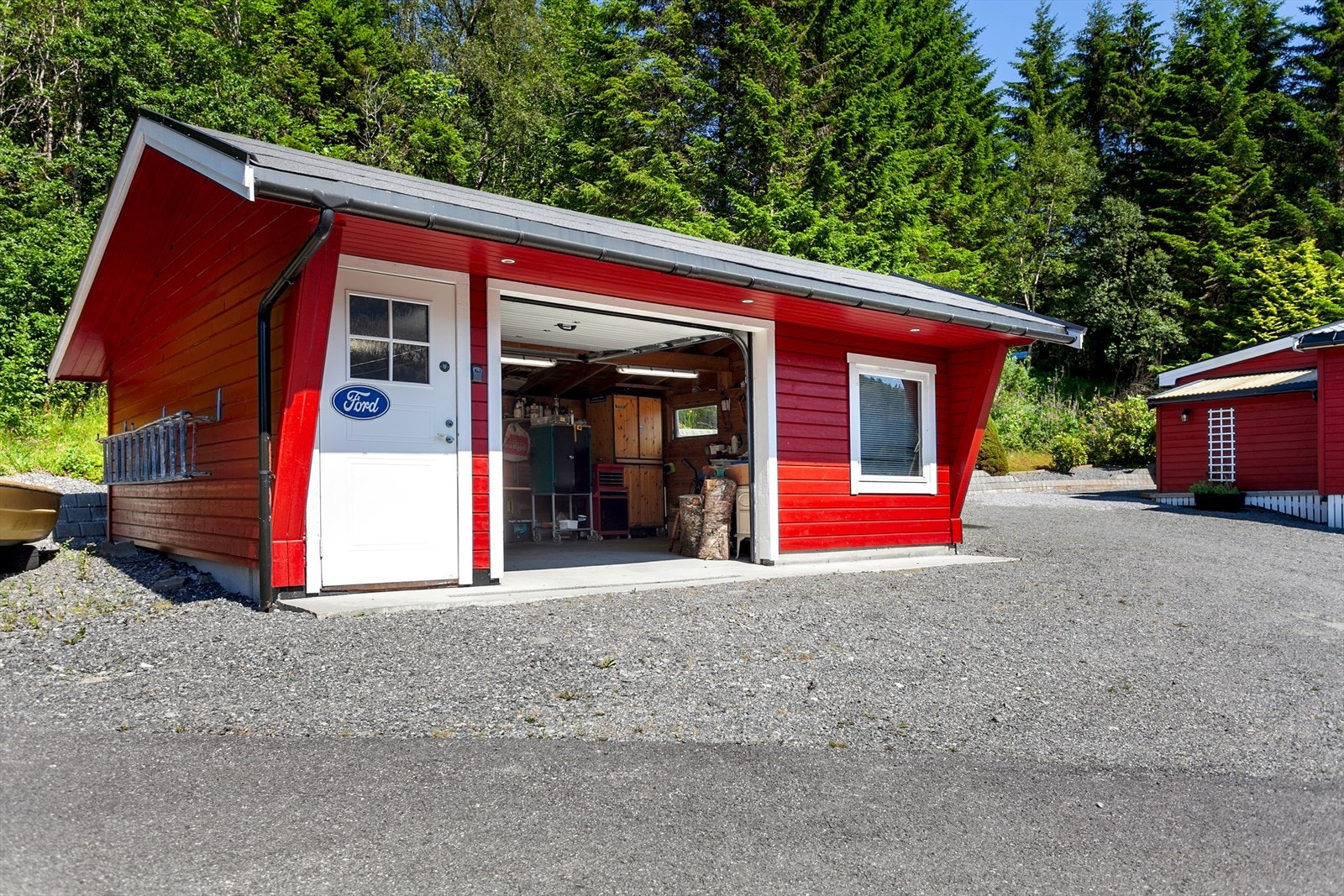 Garasje mot vest. Galleribilde