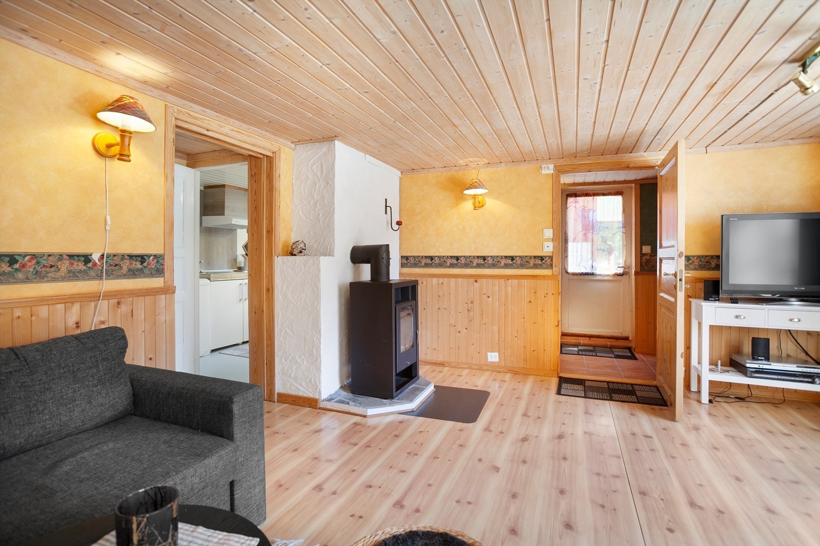 Det er vedovn på stuen. Galleribilde