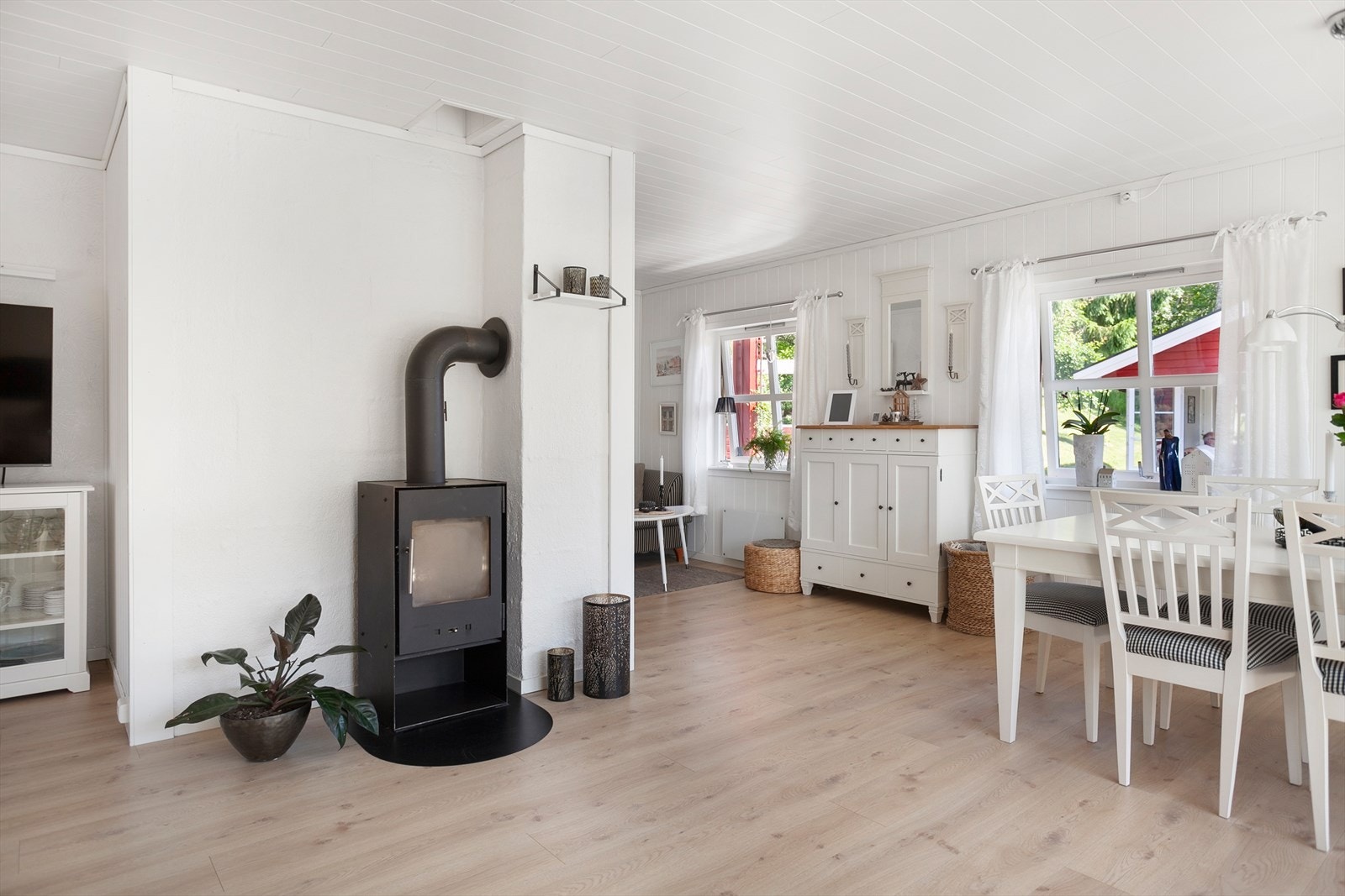 Til oppvarming er det luft til luft varmepumpe og vedovn stue. Galleribilde