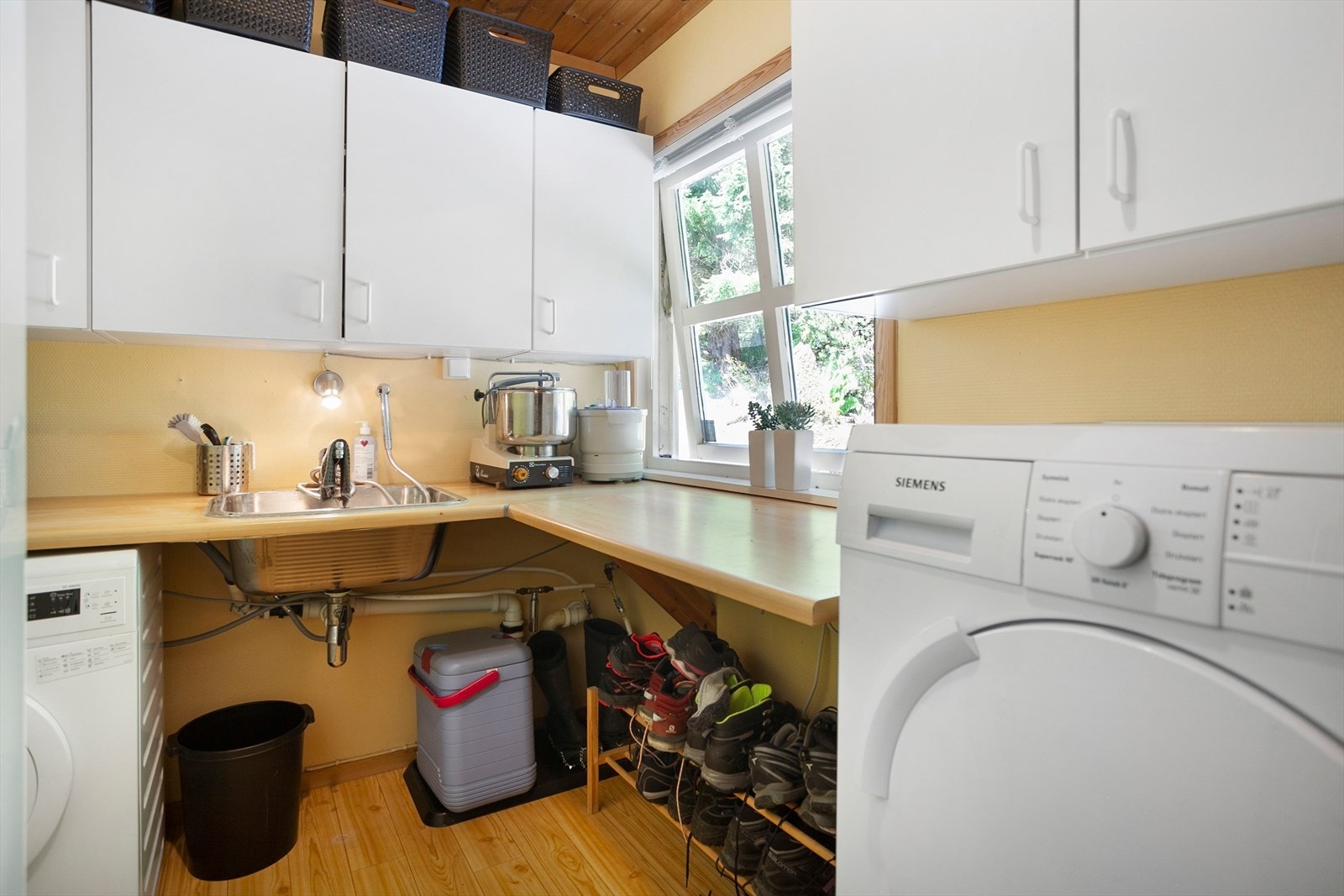 Vaskerom med vanlig vinylbelegg på gulv (ikke våtromsbelegg). Galleribilde