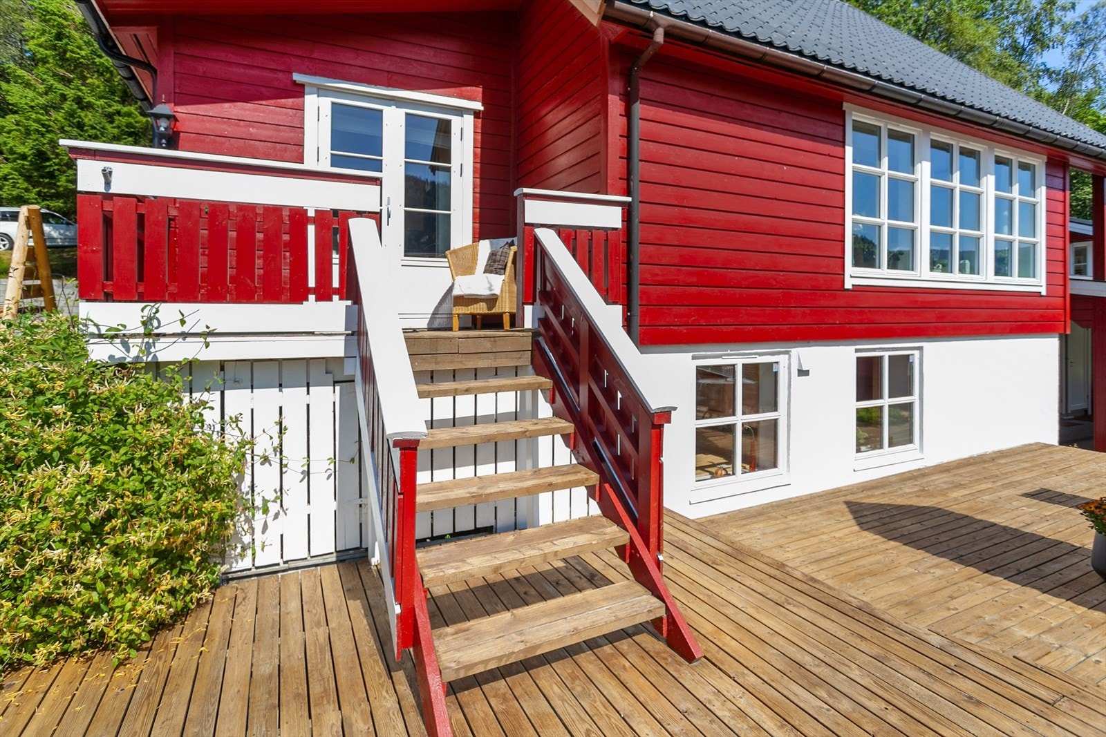 Trapp opp til veranda ved kjøkkenet. Galleribilde