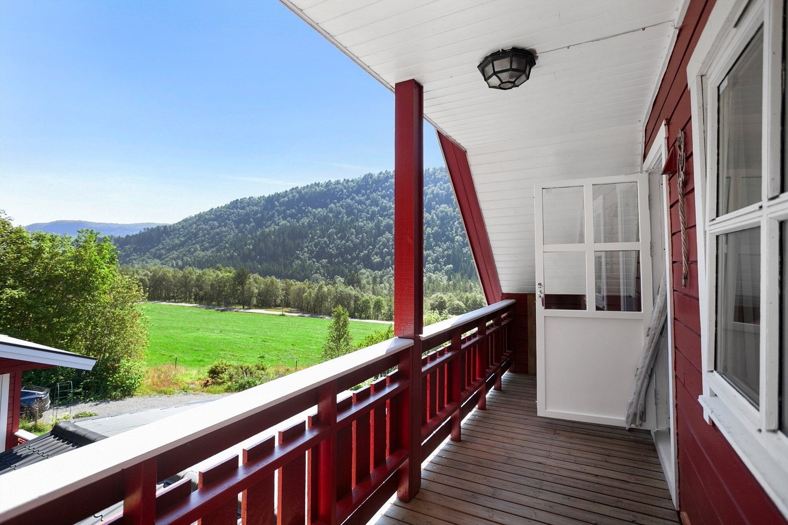 Veranda mot øst på ca. 6 m². Galleribilde