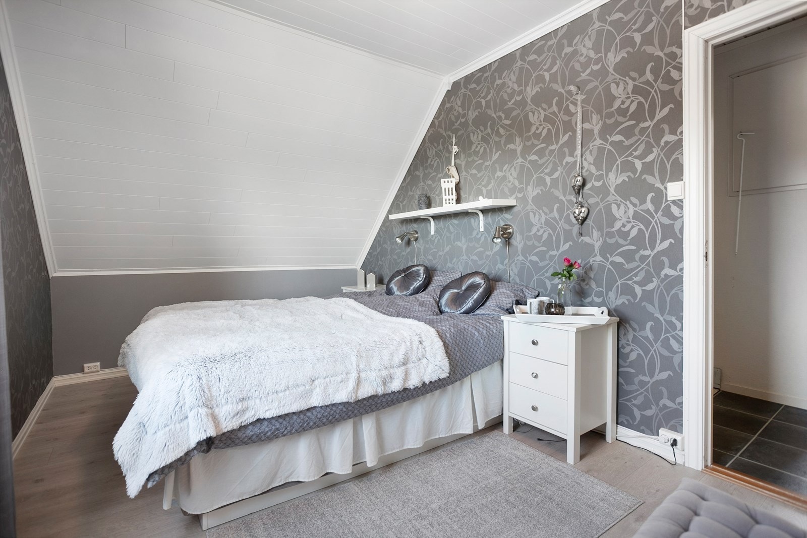 God plass til dobbeltseng og nattbord. Galleribilde