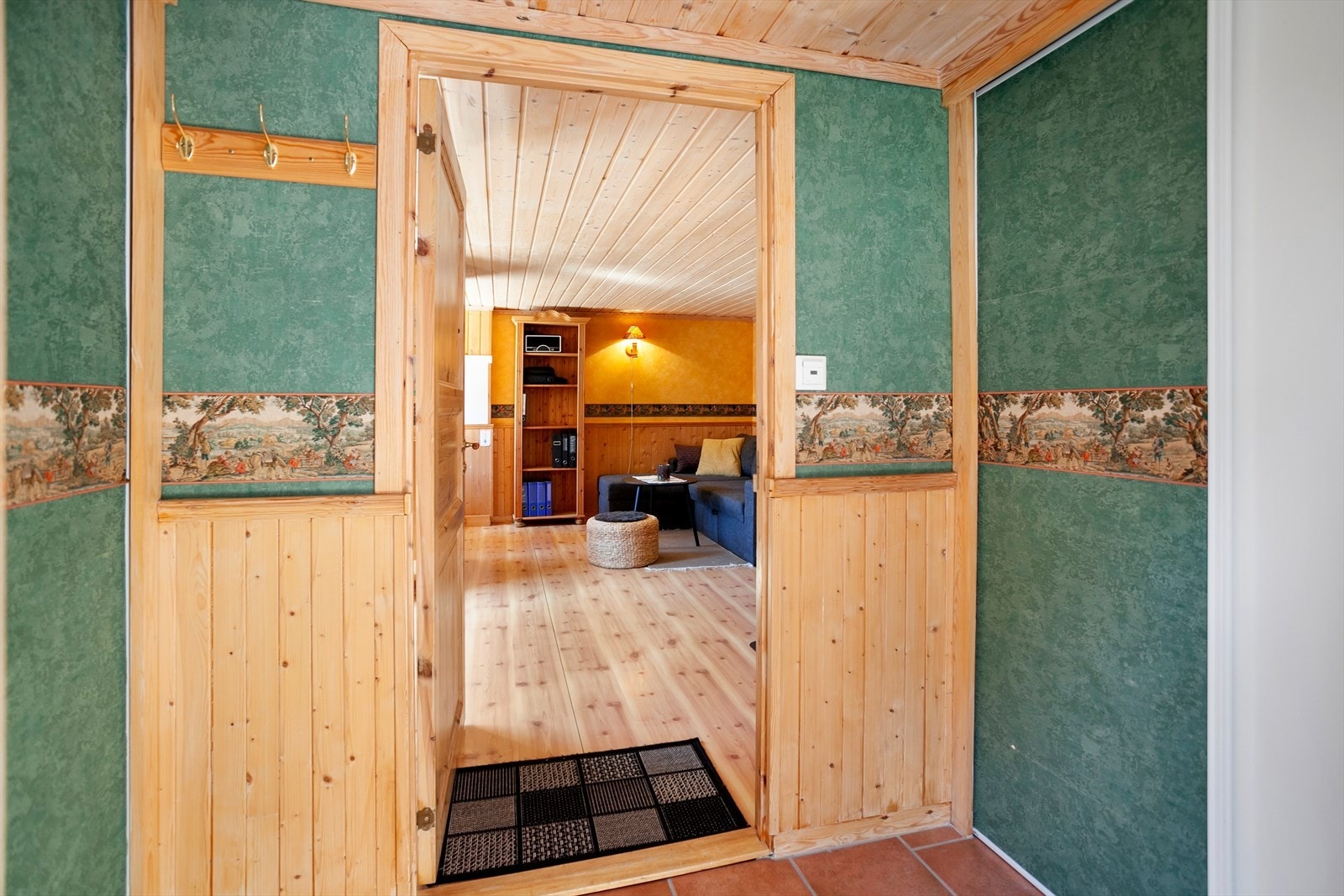 Gang med oppbevaring i to skyvedørsgarderober. Galleribilde