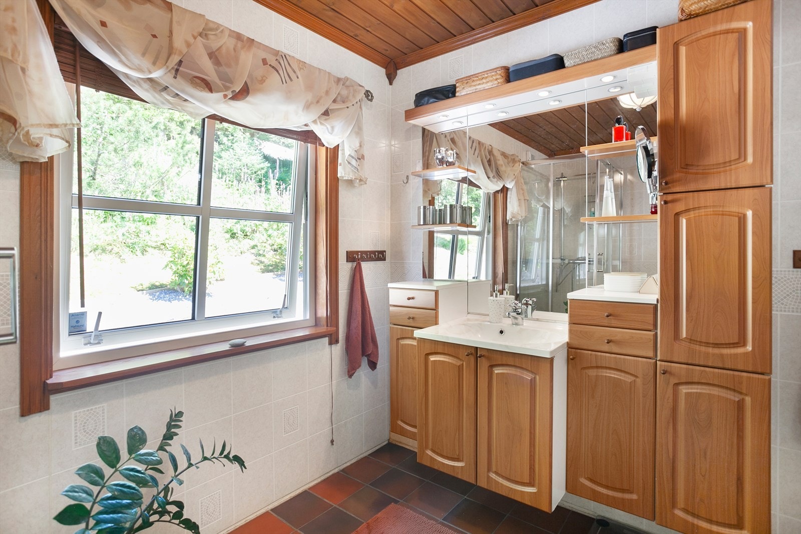 Bad med flislagt gulv og flisplater på vegger. Galleribilde