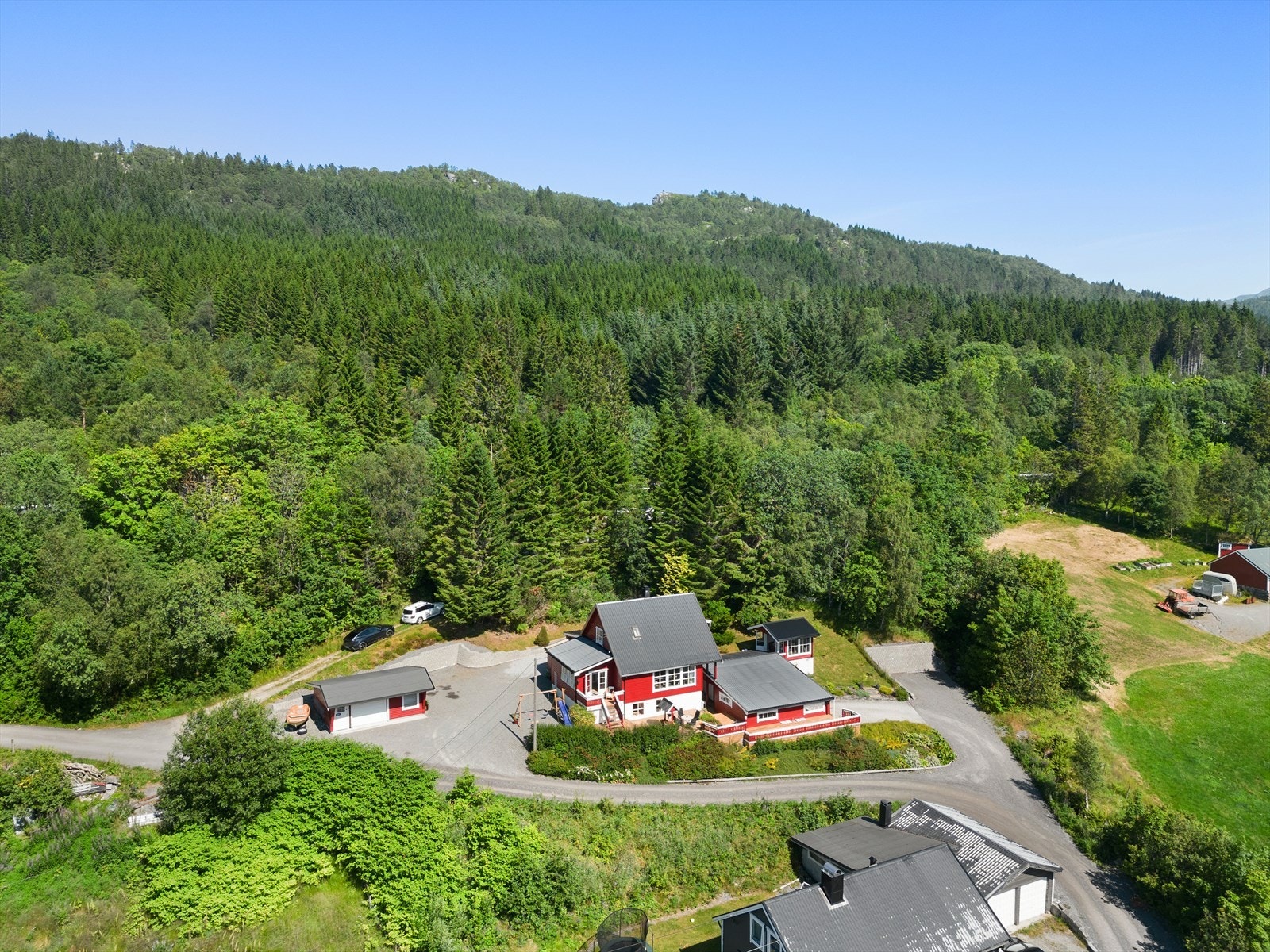 Ved Vatneeidet finner du blant annet ungdomsskole, kulturhall, fotballstadion og diskgolfpark. Galleribilde