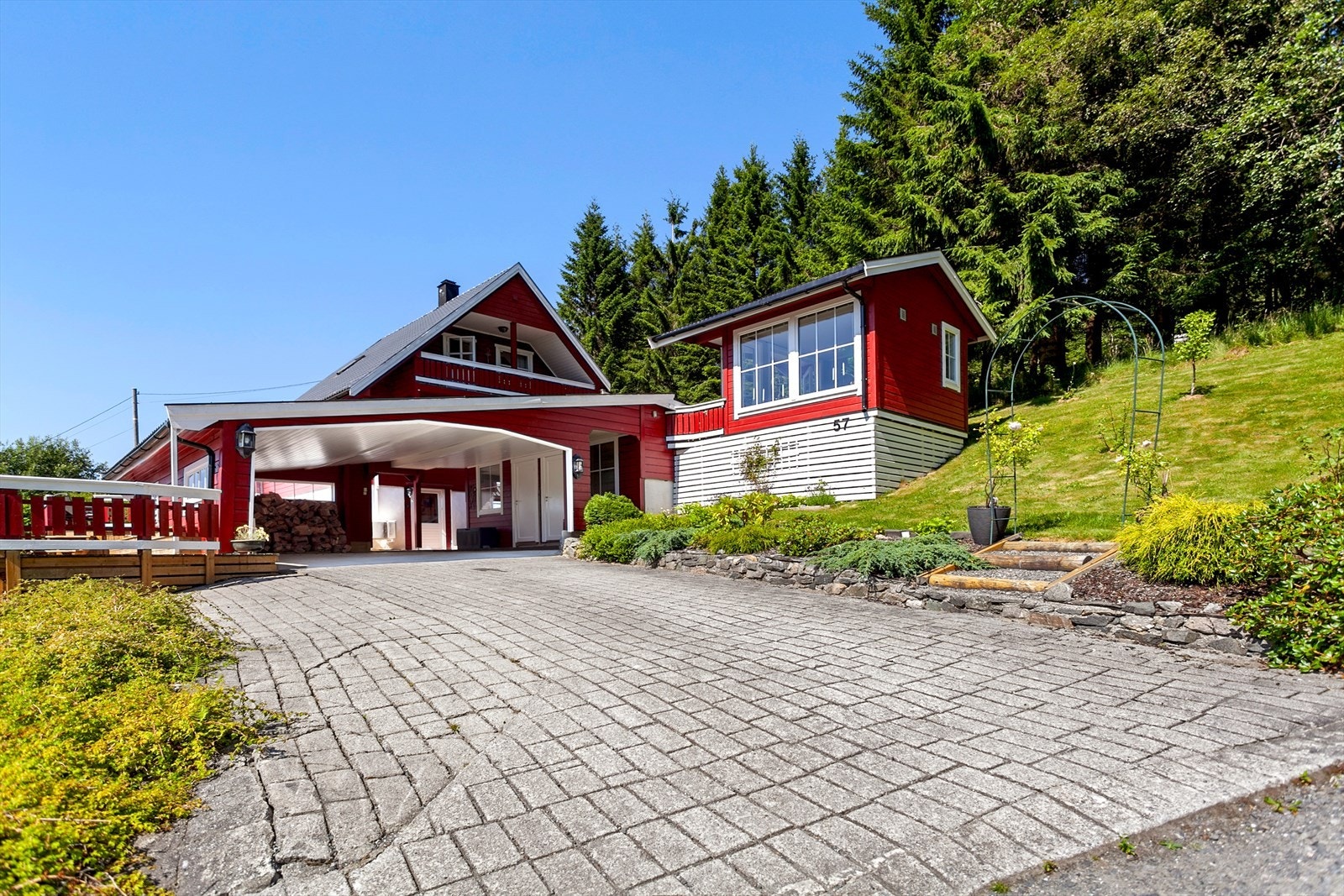 Stor dobbel carport. Galleribilde