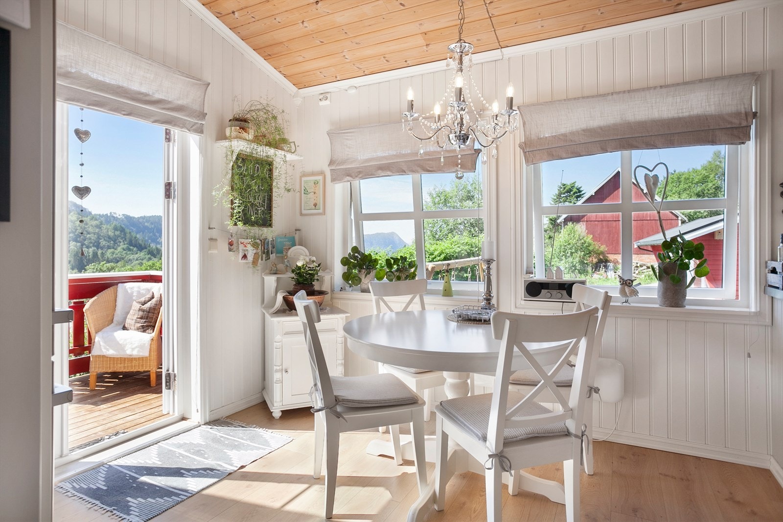 Fra kjøkkenet er det utgang til veranda på ca. 5 m². Galleribilde