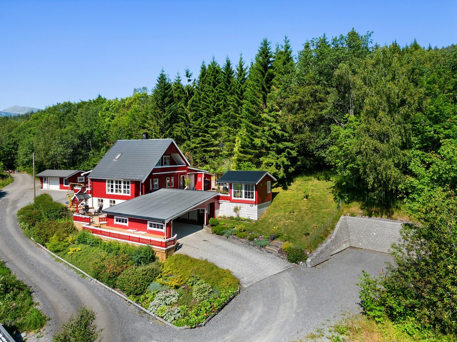 Fra eiendommen er det gangavstand til Tennfjord barneskole, som ligger rundt 1 kilometer unna. Galleribilde