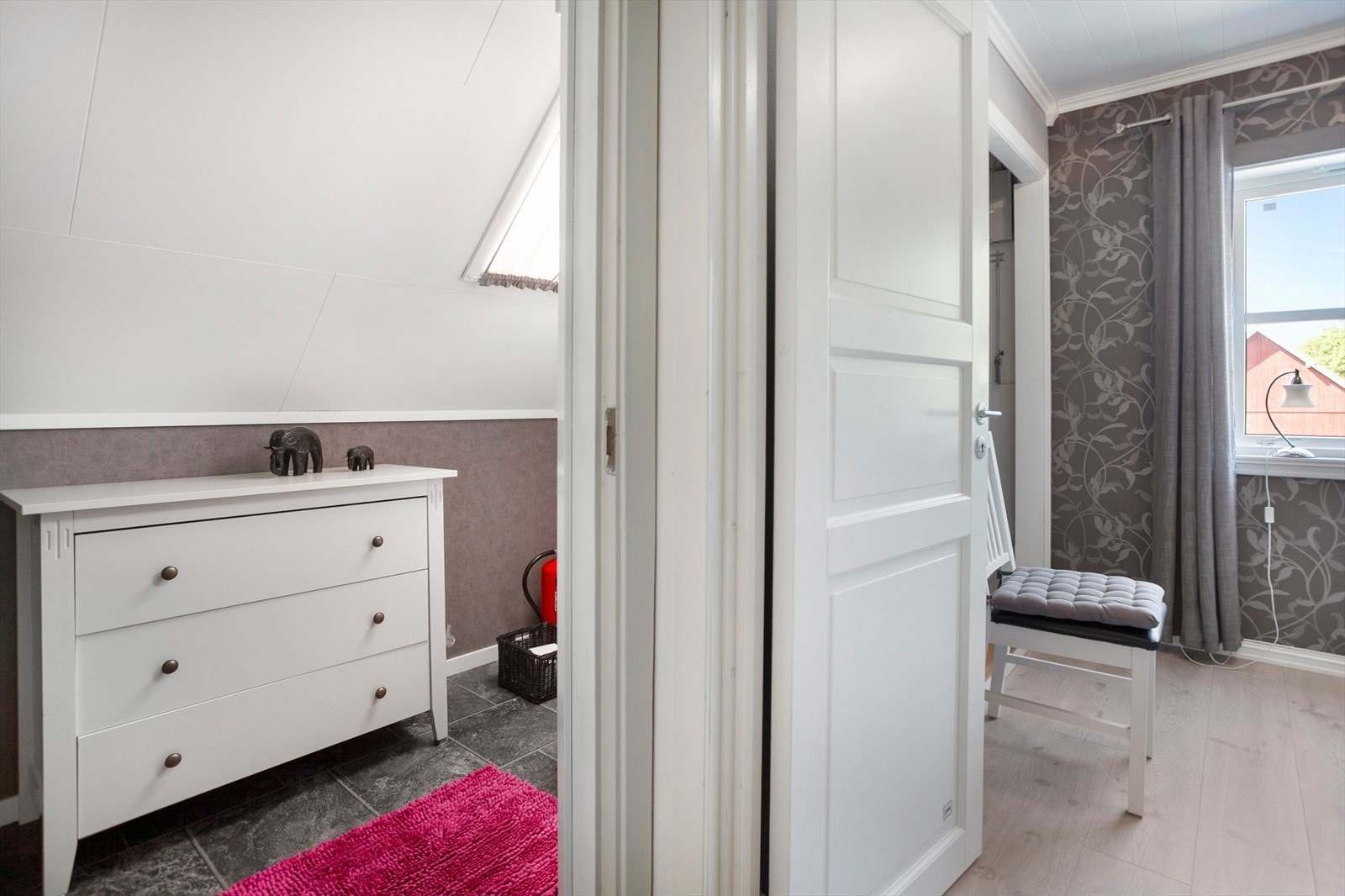 Toalettrom med laminatflis på gulv. Galleribilde