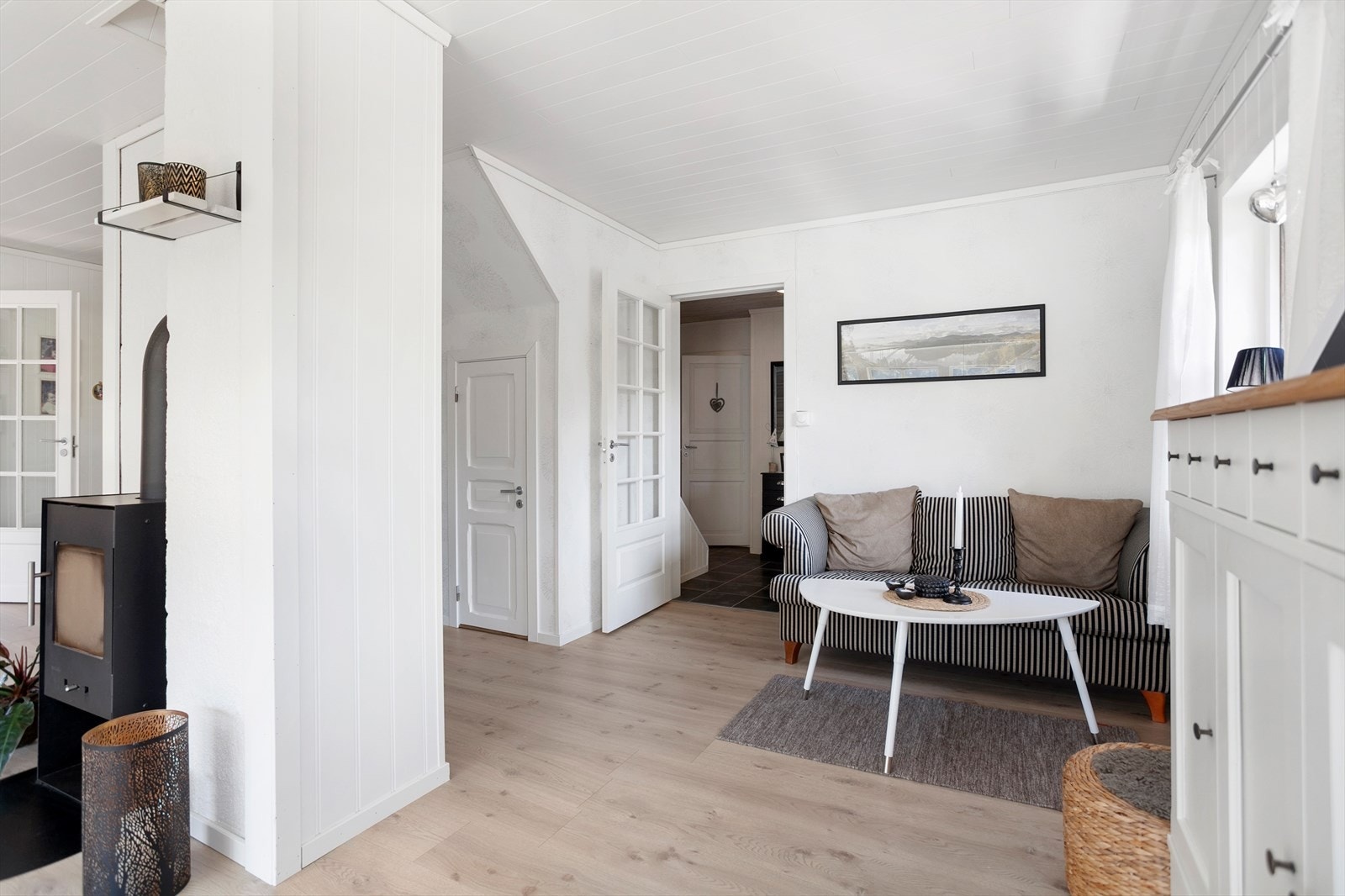 Romslig stue med gode møbleringsmuligheter. Galleribilde