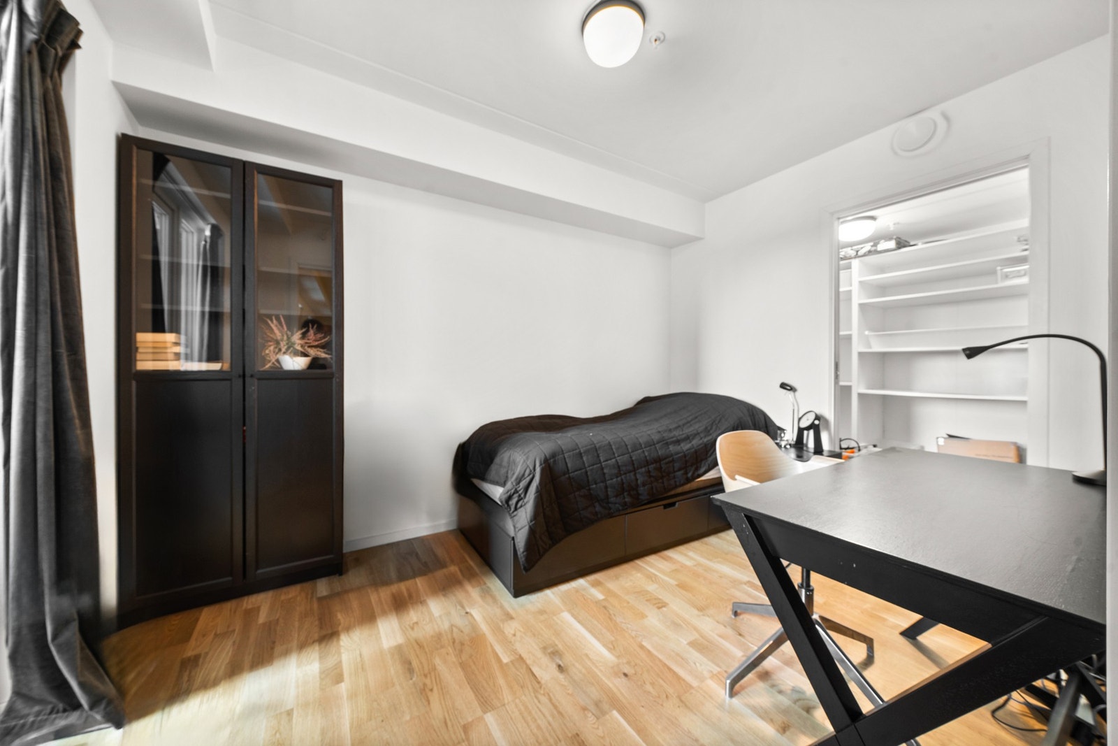 Om ønskelig kan det møbleres med dobbeltseng, klesskap og lignende. Herfra er det tilgang på innvendig bod, som kan også passe seg som en walk-in-closet. Galleribilde