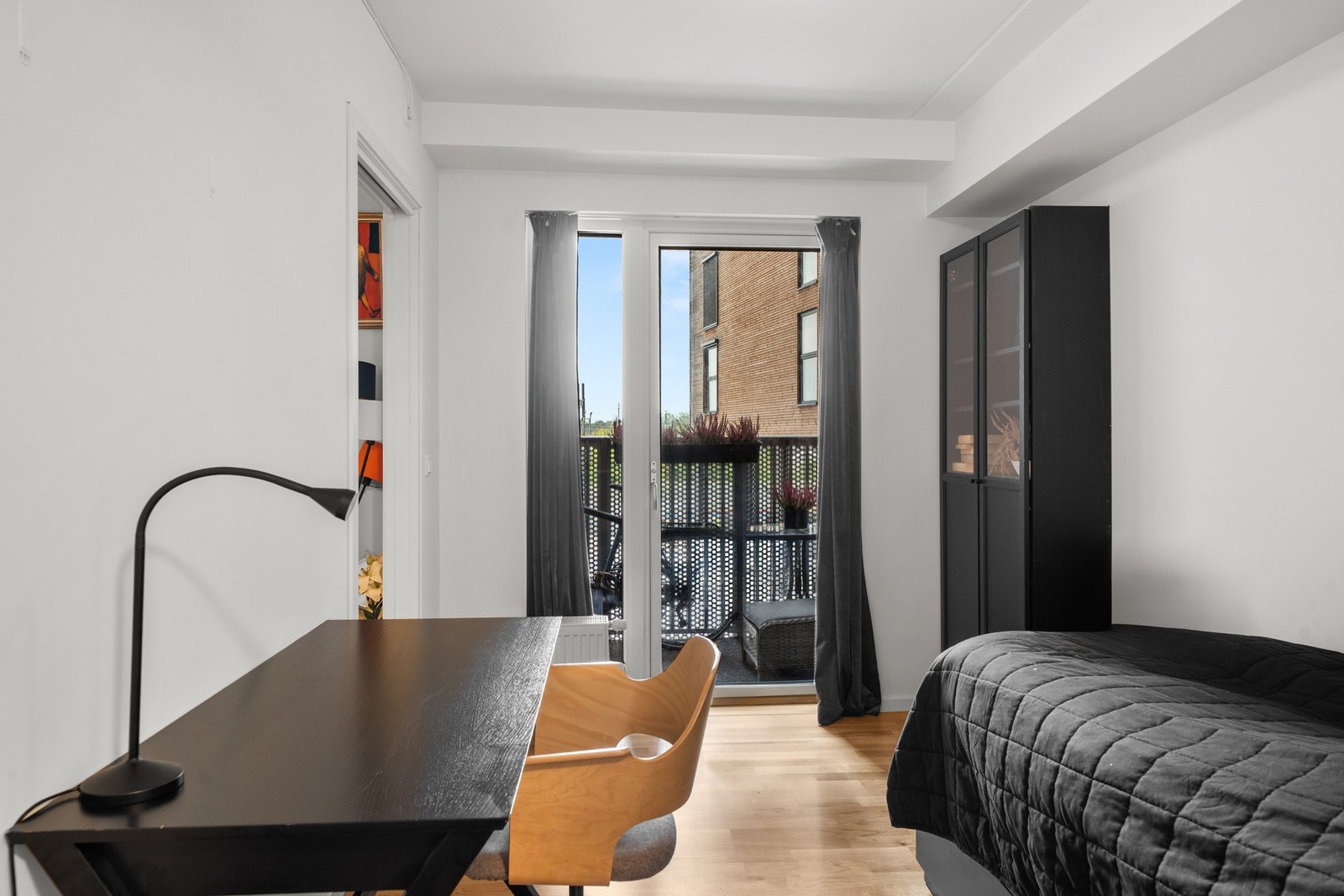 Det andre soverommet er innredet som gjesterom/kontor. Rommet kan også fungere fint som et barnerom! Galleribilde