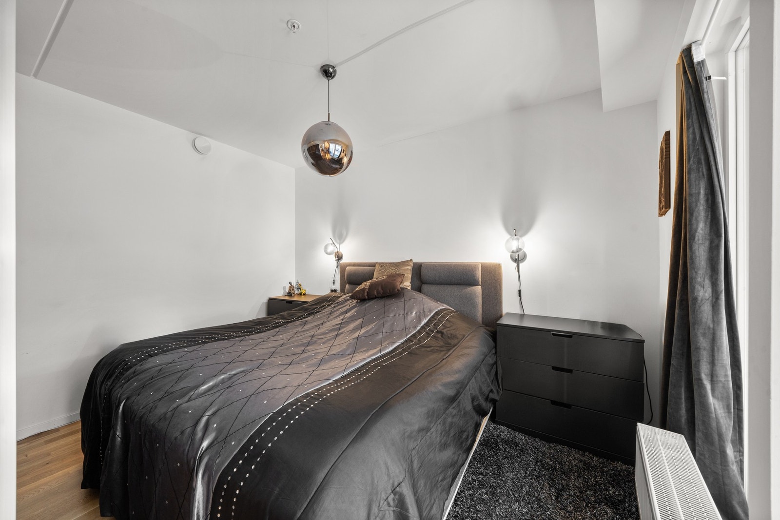 Leiligheten har to gode soverom. Frøste soverom er innredet med dobbeltseng og har plass til nattbord på hver side. Galleribilde