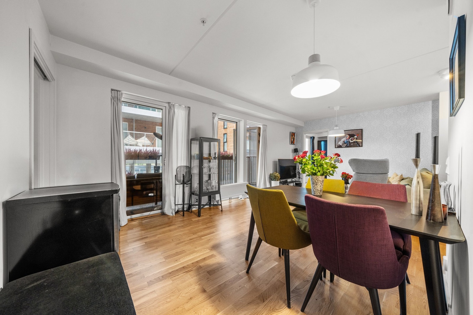 Kjøkkenet er U-formet og gir ekstra med skap- og benkeplass. Galleribilde