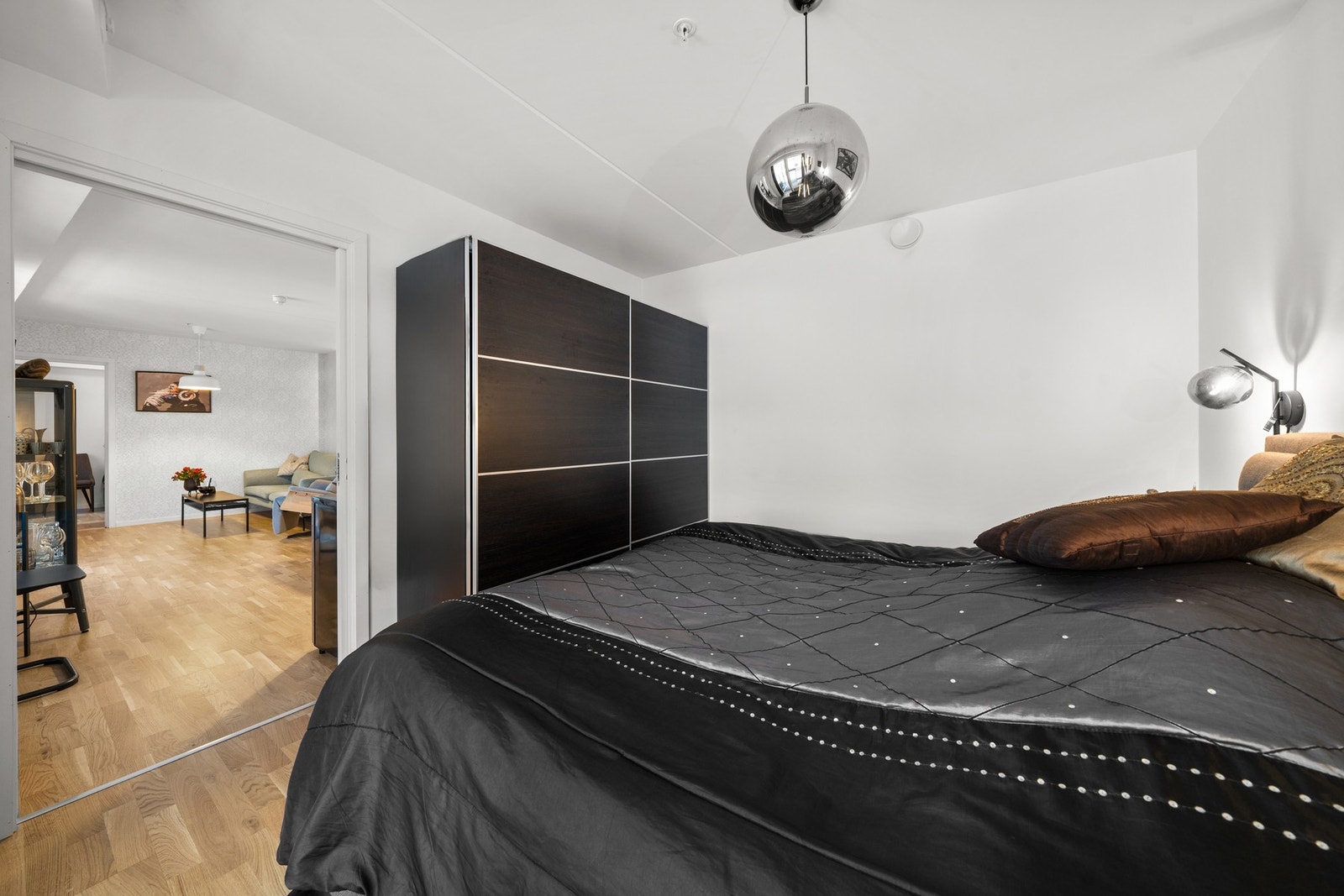 Det er satt inn et frittstående garderobeskap til klær og annet tilbehør. Galleribilde