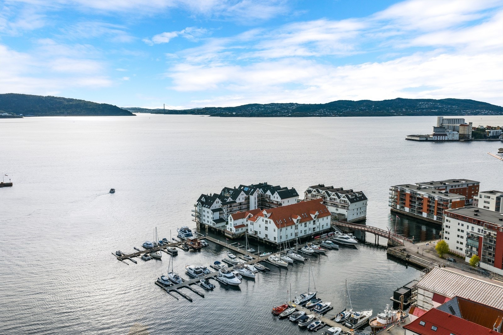 Den åpne beliggenheten til "Den store sjøboden" gjør at sjøboden nærmest "flyter" i landskapet. Galleribilde