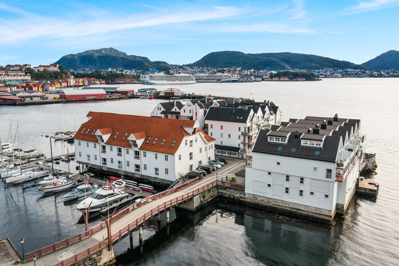 Leiligheten har en helt idyllisk beliggenhet ytterst mot Byfjorden, Den store sjøboden. Her hviler bygget i et maritimt miljø preget av båtliv, sjøluft og historie. Galleribilde
