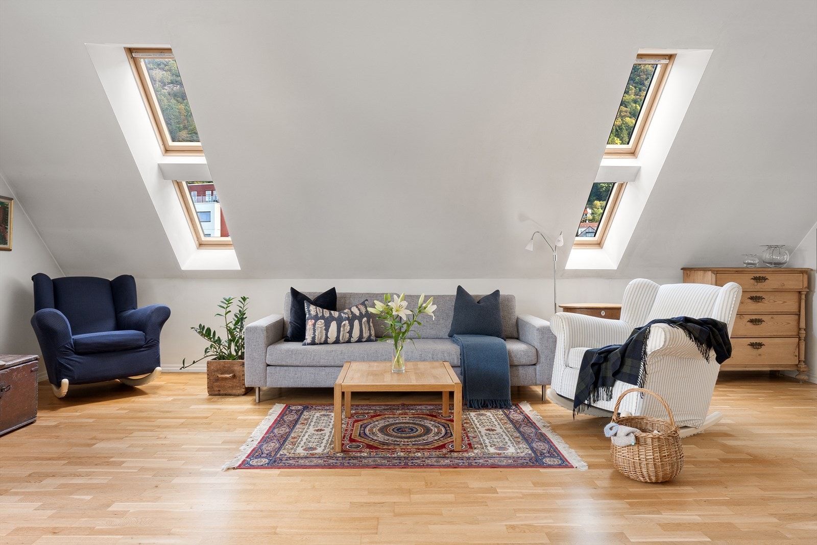 Lys og trivelig stue med plass til sofa-og sittegruppe i tillegg til annen ønsket innredning. Galleribilde