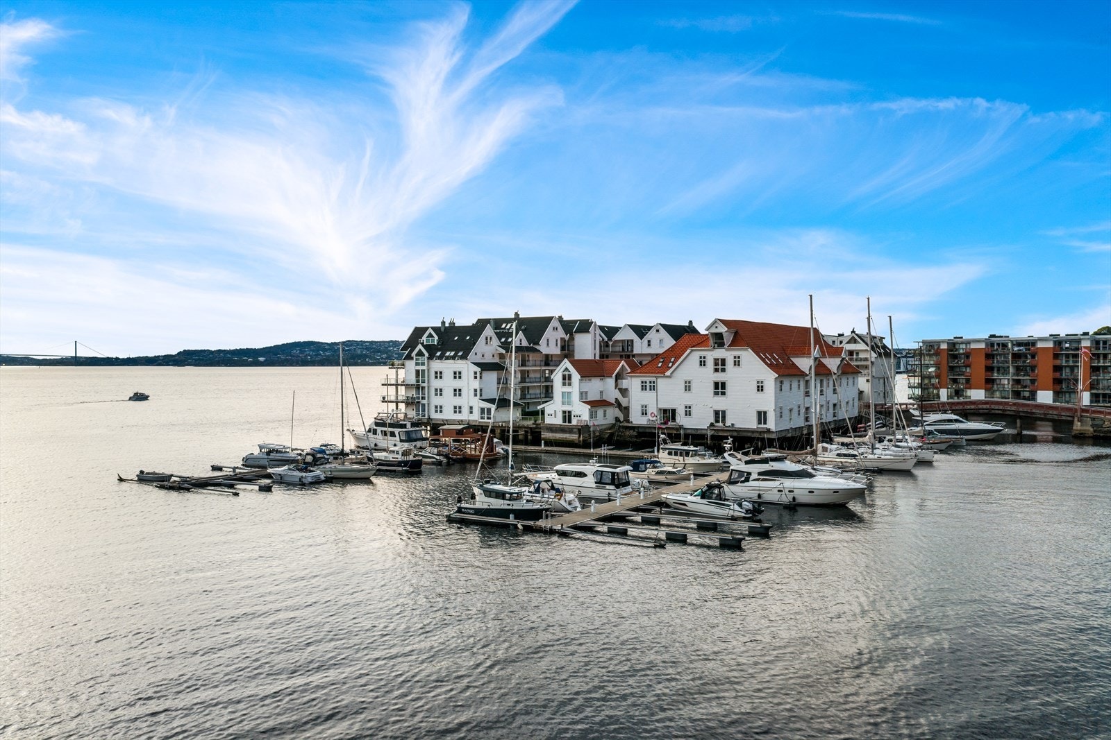 Fra leiligheten har man enkel tilgang til alt man trenger av daglige servicetilbud. Dagligvarebutikk (2 min unna), treningssenter (2 min unna), kafeer og restauranter ligger alt innen kort avstand fra leiligheten. Galleribilde