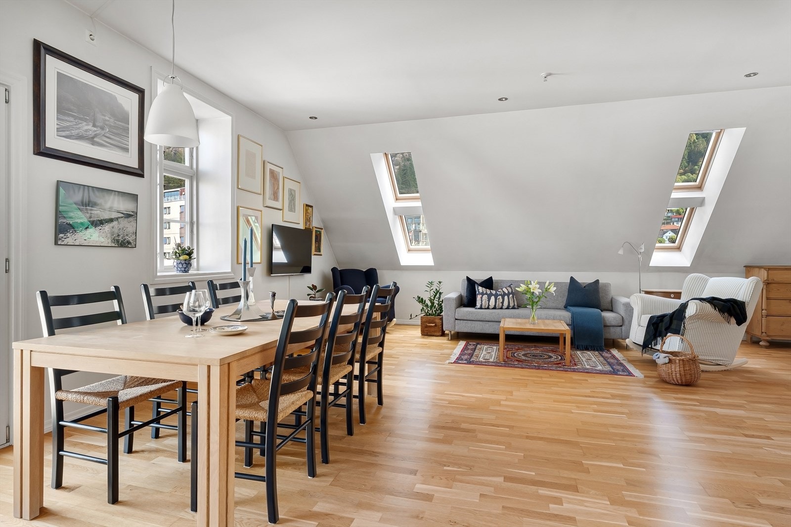 Flott selveierleilighet over to plan med gjennomgående god standard, egen balkong, ekstern bod og to soverom. Galleribilde