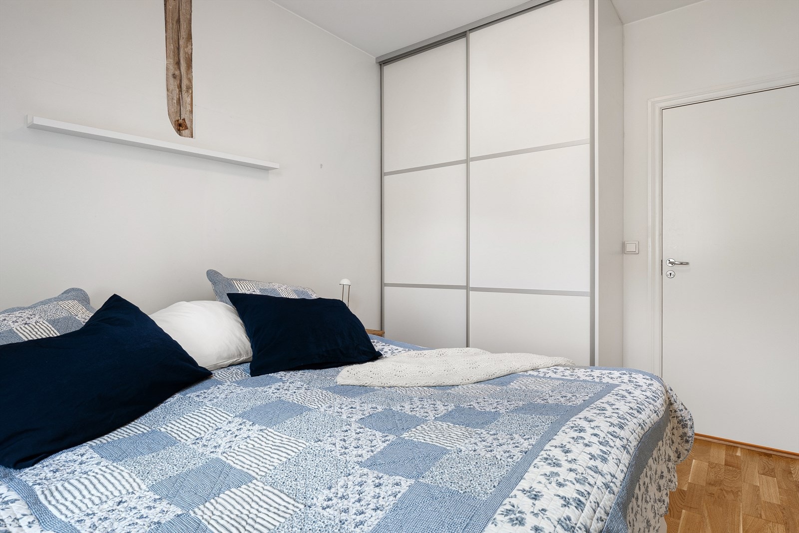 Her er det en romslig skyvedørsgarderobe som medfølger handelen. Galleribilde