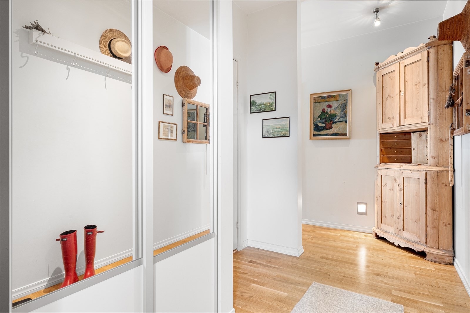 Trivelig entré med plass til oppbevaring av sko og yttertøy i skyvedørsgarderobe med speilfronter. Galleribilde