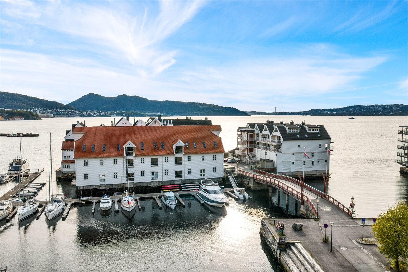 Fra busstoppet "Ludebryggen" er det svært gode forbindelser til sentrum og Bybanen, samt i motsatt retning til Åsane forbi NHH og Eidsvåg. Galleribilde