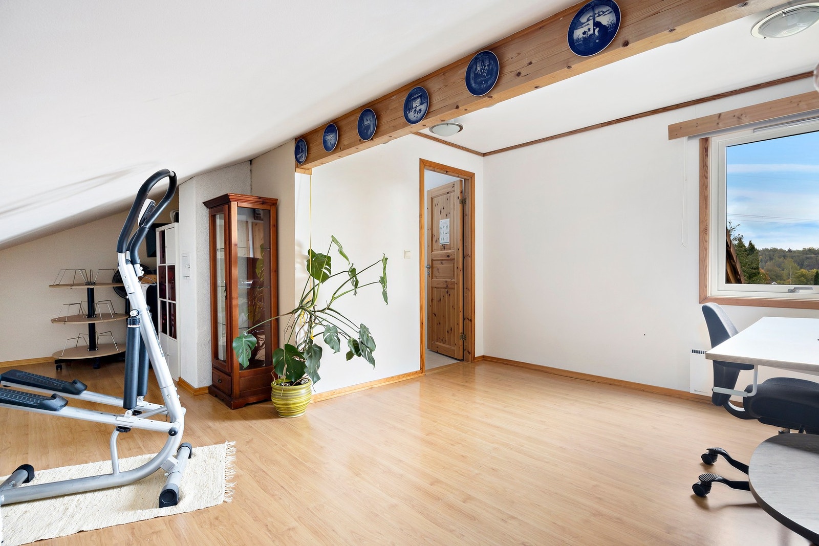 Loftstuen er et lunt og innbydende allrom - perfekt som ekstra TV-stue eller et rolig sted å trekke seg tilbake. Galleribilde