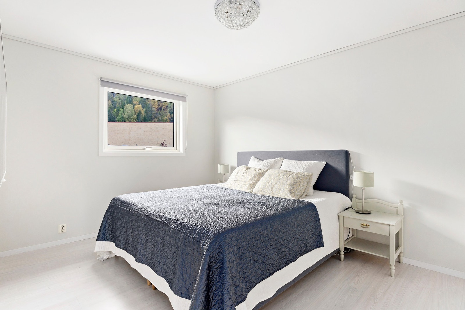 Det romslige hovedsoverommet har god plass til en dobbeltseng og har et stort garderobeskap som medfølger salget. Galleribilde