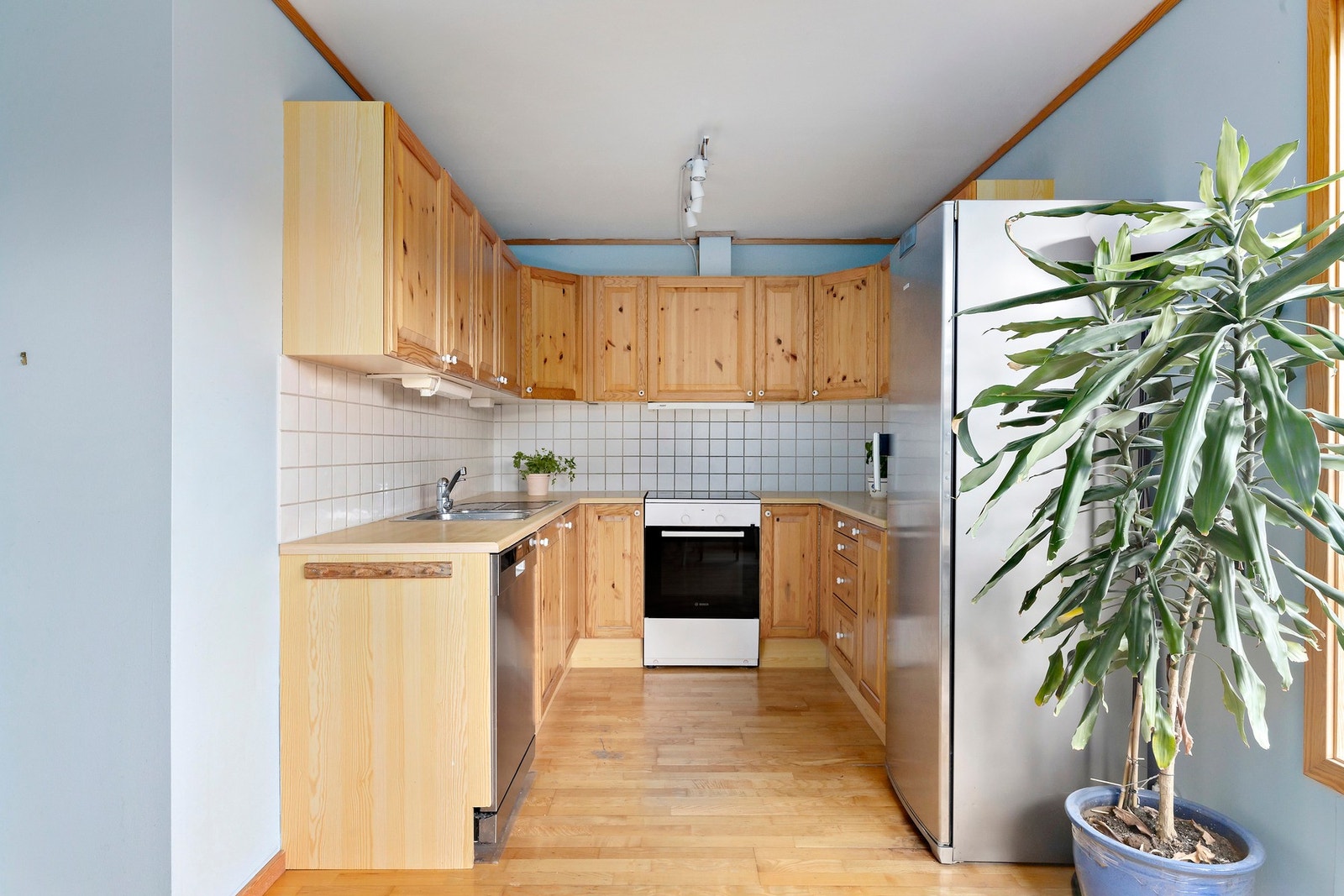 Kjøkkeninnredningen er fra byggeår og har profilerte fronter med benkeplater i laminat. Galleribilde