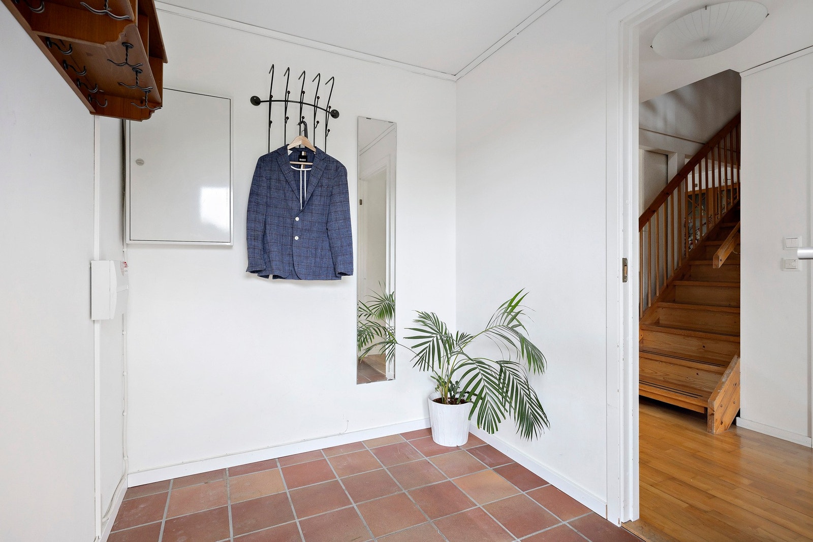 Entréen har et praktisk vindfang med flislagt gulv og gulvvarme, samt god plass til oppbevaring av sko og yttertøy. Galleribilde