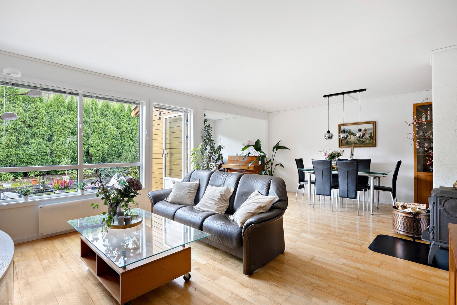 Romslig stue med en lys og sosial atmosfære. Galleribilde