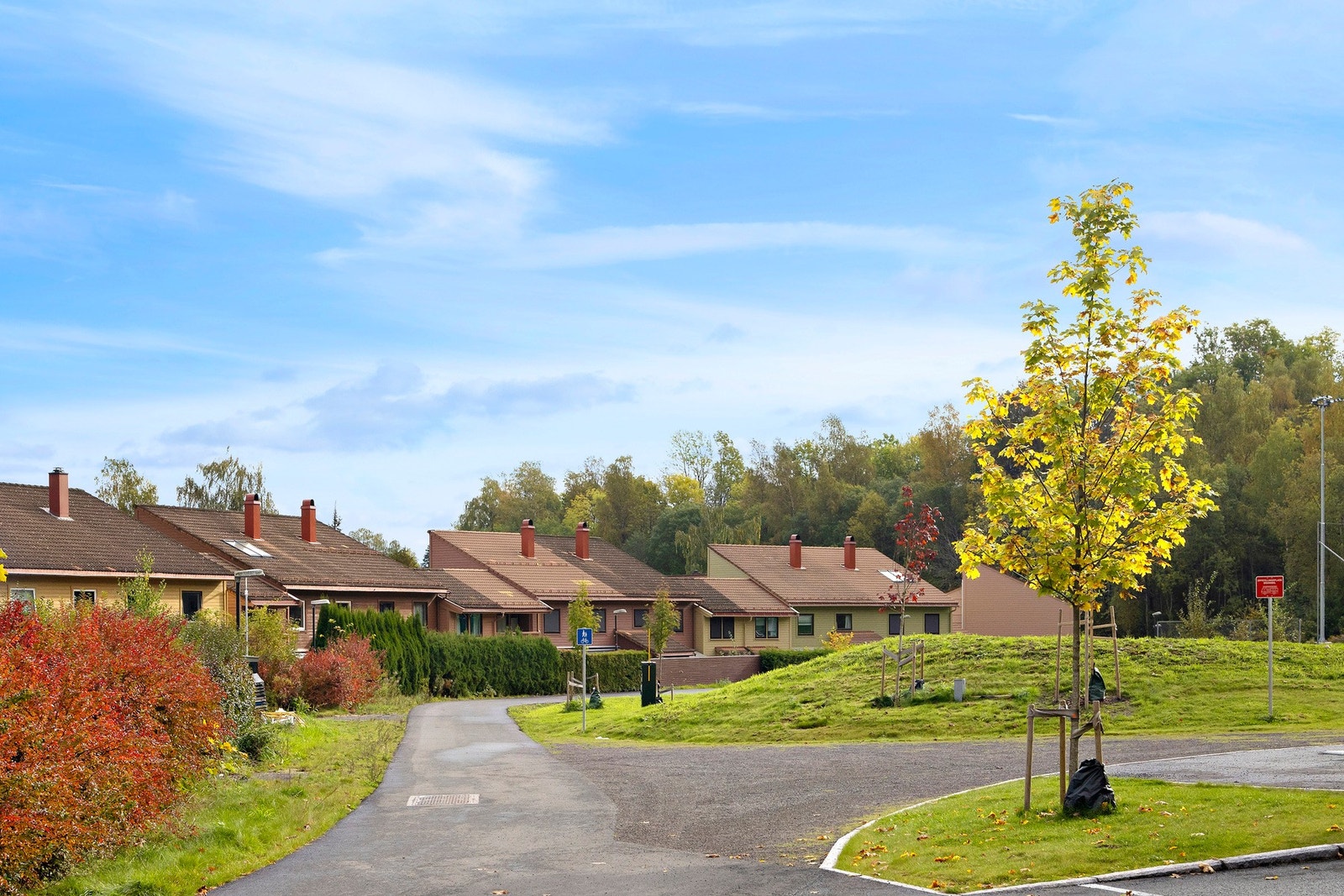 Boligen ligger i et koselig grendemiljø perfekt for barnefamilier. Galleribilde