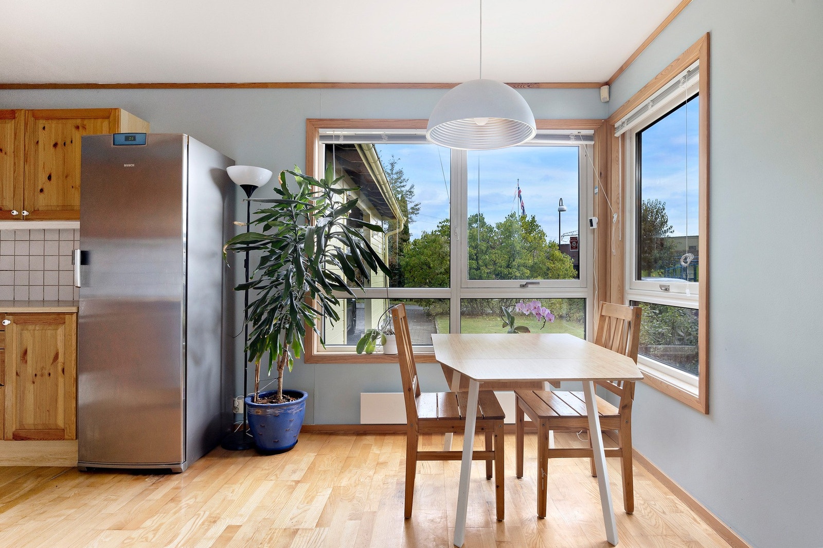 I første etasje ligger kjøkkenet med plass til en koselig spisegruppe. Galleribilde