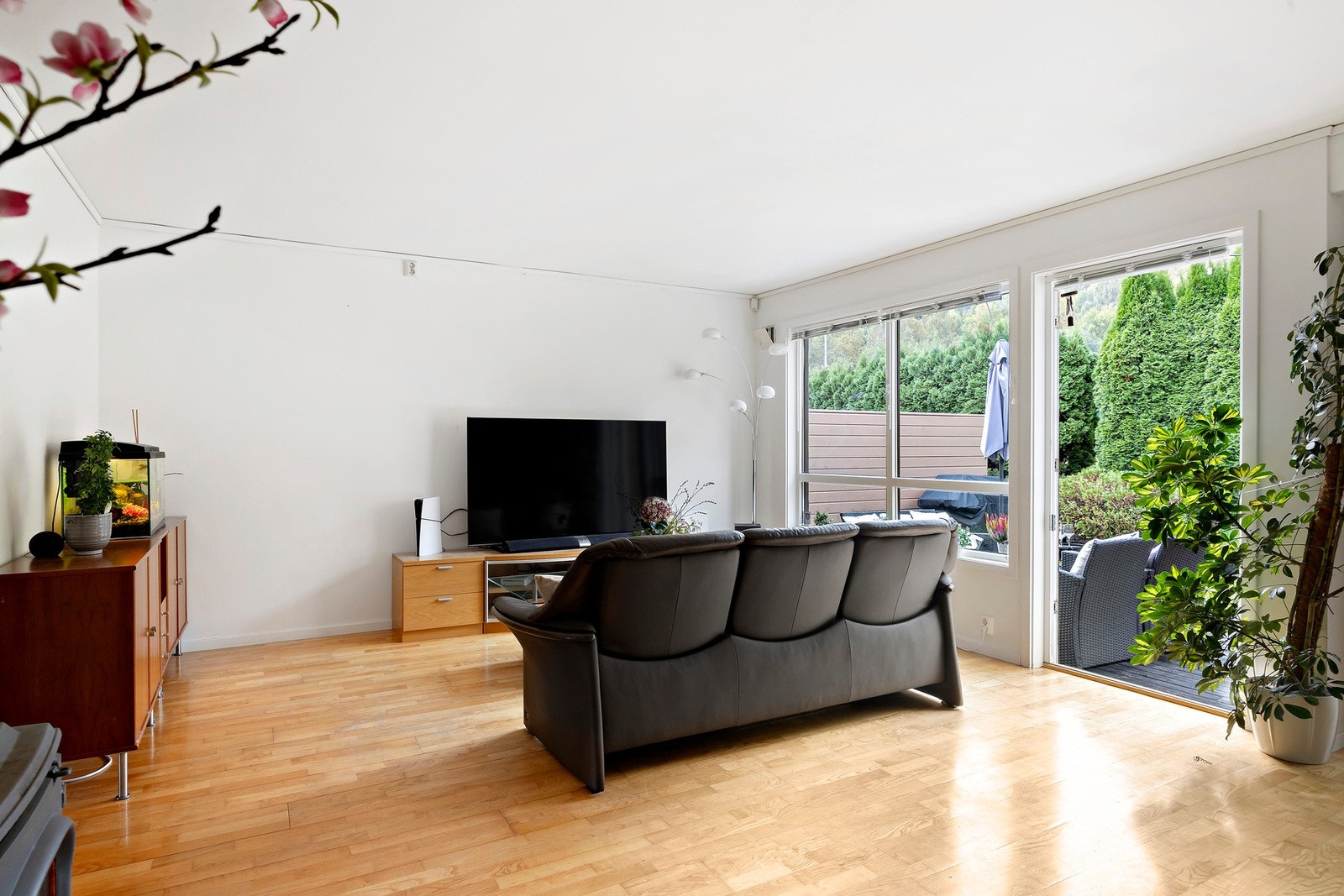 Her er det god plass til spisegruppe og sofagruppe med tilhørende møbler. Galleribilde